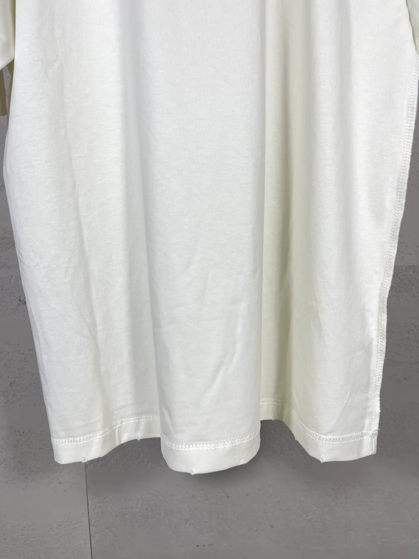 🅿️180 real photos [Top version. Official website quality] BALENCI*GA/Paris #2024 new model. INTERNALUSEONLY letter logo on the front and back ready-to-wear worn short-sleeved T-shirt. Rear collar badge. Ready-made clothes are made with reverse bottoms as the top. #2024 Spring and Summer Brick Cabinet Synchronization Welcome to compare. The fabric is made of Paris ZP custom-woven and dyed cotton double yarn, with a weight of 260 grams. The cloth surface is clean. The cloth pattern is clear, soft and comfortable. The threads are dyed with no color difference. The classic letter LOGO is printed with imported environmentally friendly glue. The letters are clear and the effect is three-dimensional. Restore the brick cabinet, adopt OS loose shoulder style. Same style for men and women. Code: BL223385 Color: black. Off-white Size: XS to L