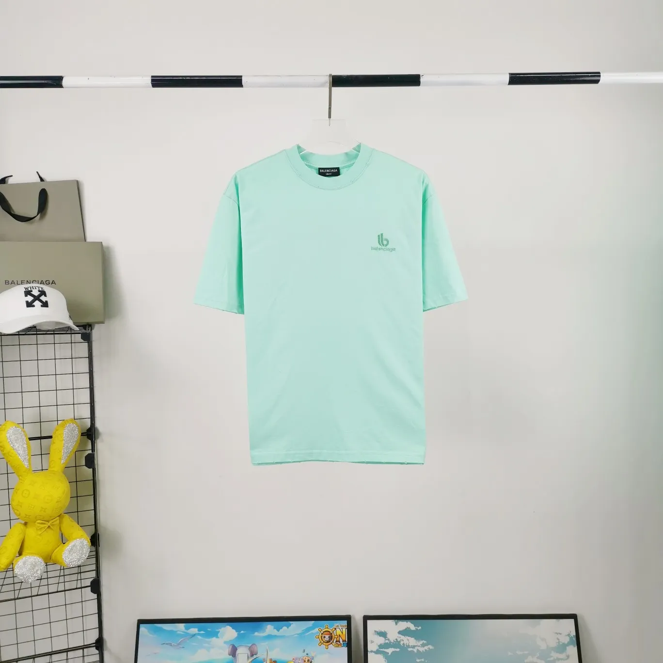 [New arrival] The top and tested version of the new BALENCIAGA half-moon BB embroidered eco-friendly large LOGO for male and female couples star short-sleeved T-shirts. The simple embroidery series is popular, Behringer embroidery technology, the embroidery is meticulous and meticulous! The font is full and the texture is clear! The fabric is made of 280g high-count double-yarn pure cotton, polyester-free, and absolutely no pilling! Size: XS-L Color: Black Mint Green P:240