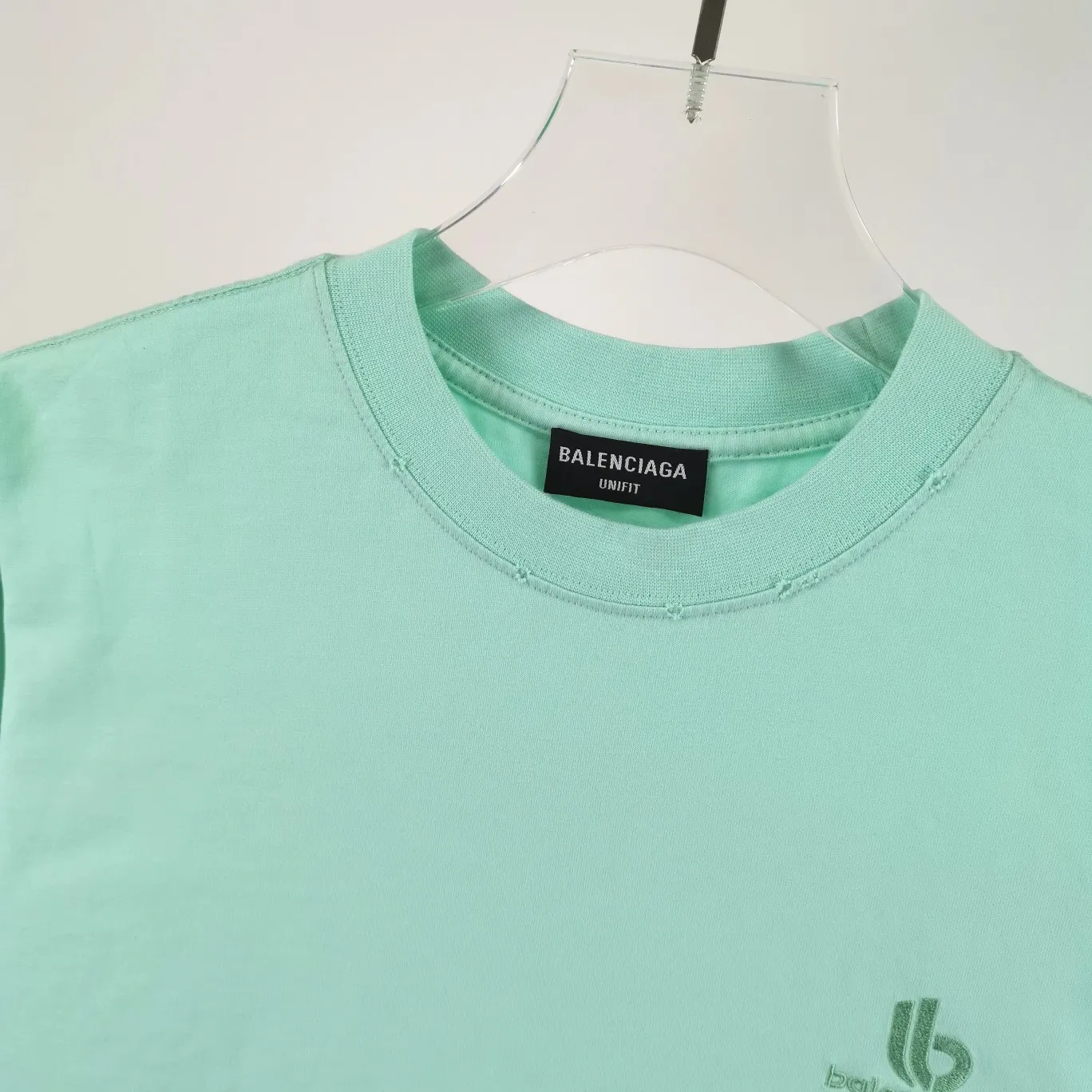 [New arrival] The top and tested version of the new BALENCIAGA half-moon BB embroidered eco-friendly large LOGO for male and female couples star short-sleeved T-shirts. The simple embroidery series is popular, Behringer embroidery technology, the embroidery is meticulous and meticulous! The font is full and the texture is clear! The fabric is made of 280g high-count double-yarn pure cotton, polyester-free, and absolutely no pilling! Size: XS-L Color: Black Mint Green P:240