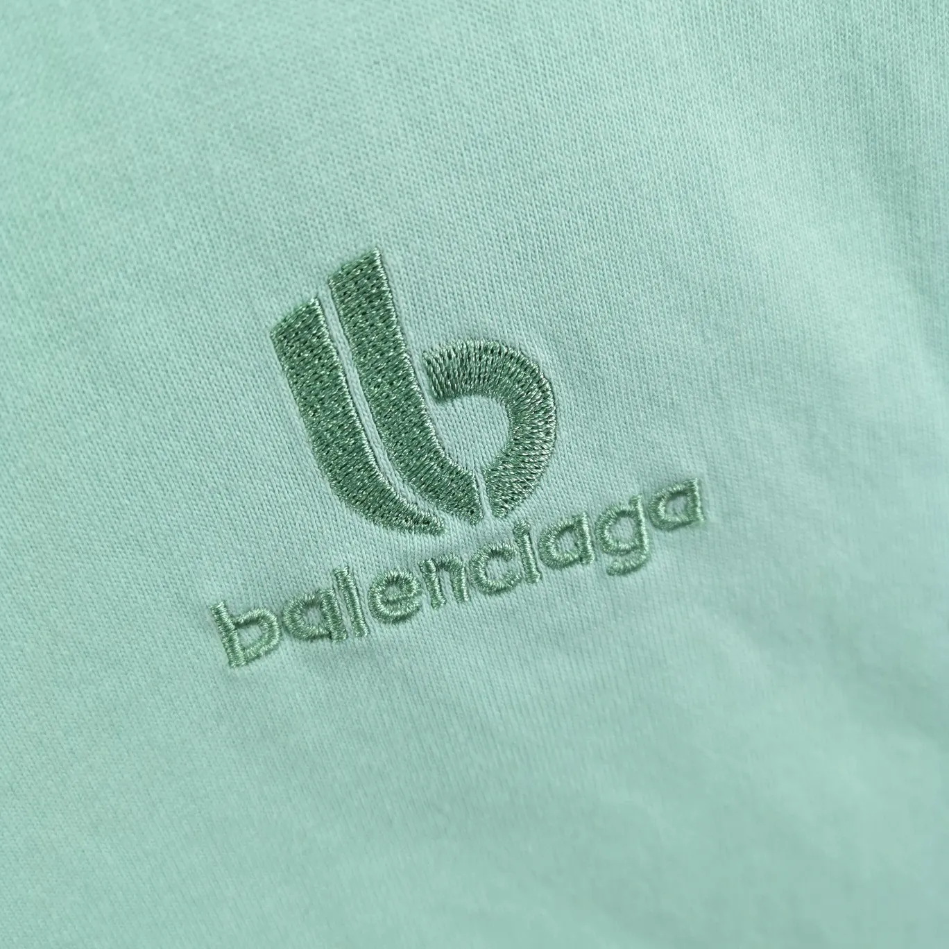 [New arrival] The top and tested version of the new BALENCIAGA half-moon BB embroidered eco-friendly large LOGO for male and female couples star short-sleeved T-shirts. The simple embroidery series is popular, Behringer embroidery technology, the embroidery is meticulous and meticulous! The font is full and the texture is clear! The fabric is made of 280g high-count double-yarn pure cotton, polyester-free, and absolutely no pilling! Size: XS-L Color: Black Mint Green P:240