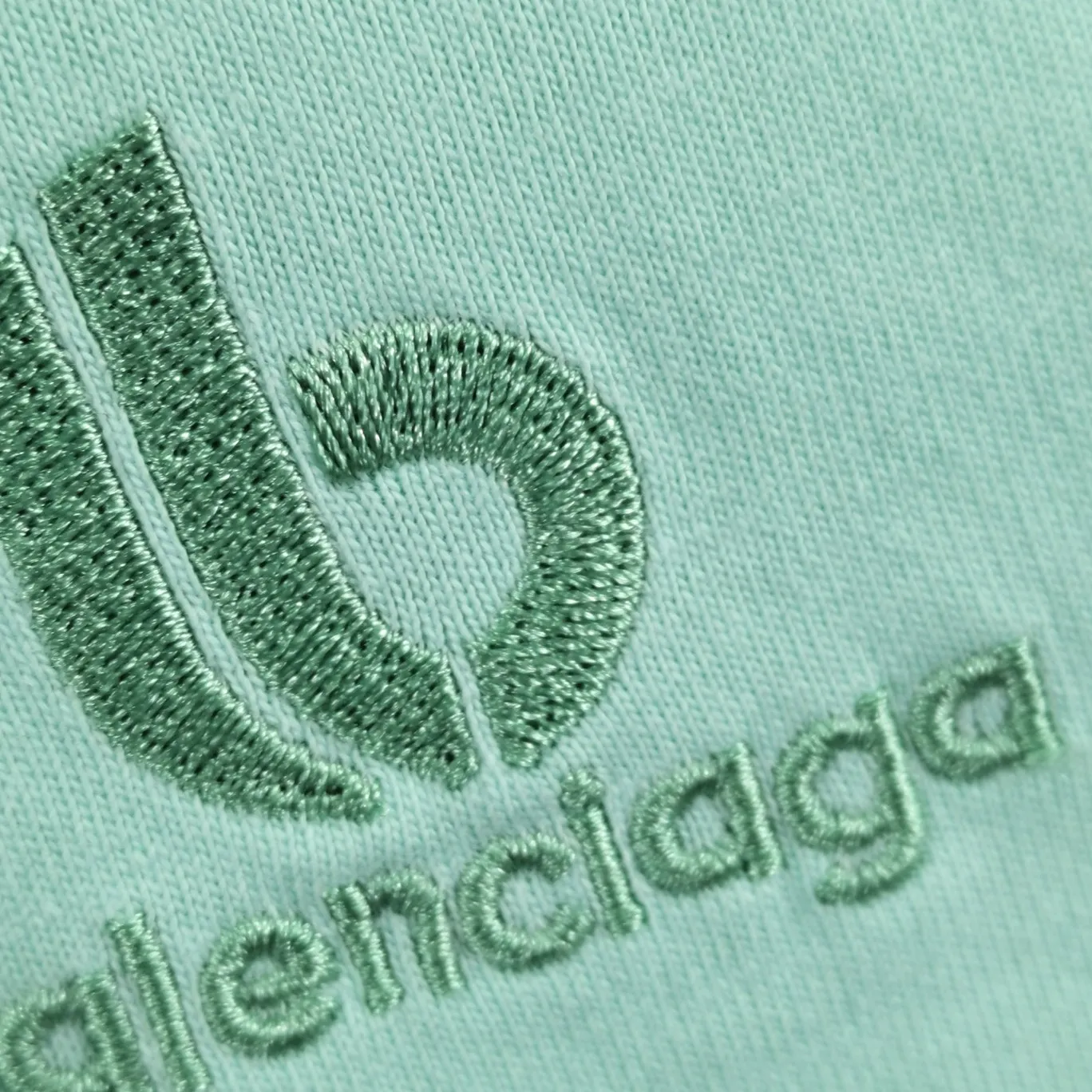 [New arrival] The top and tested version of the new BALENCIAGA half-moon BB embroidered eco-friendly large LOGO for male and female couples star short-sleeved T-shirts. The simple embroidery series is popular, Behringer embroidery technology, the embroidery is meticulous and meticulous! The font is full and the texture is clear! The fabric is made of 280g high-count double-yarn pure cotton, polyester-free, and absolutely no pilling! Size: XS-L Color: Black Mint Green P:240