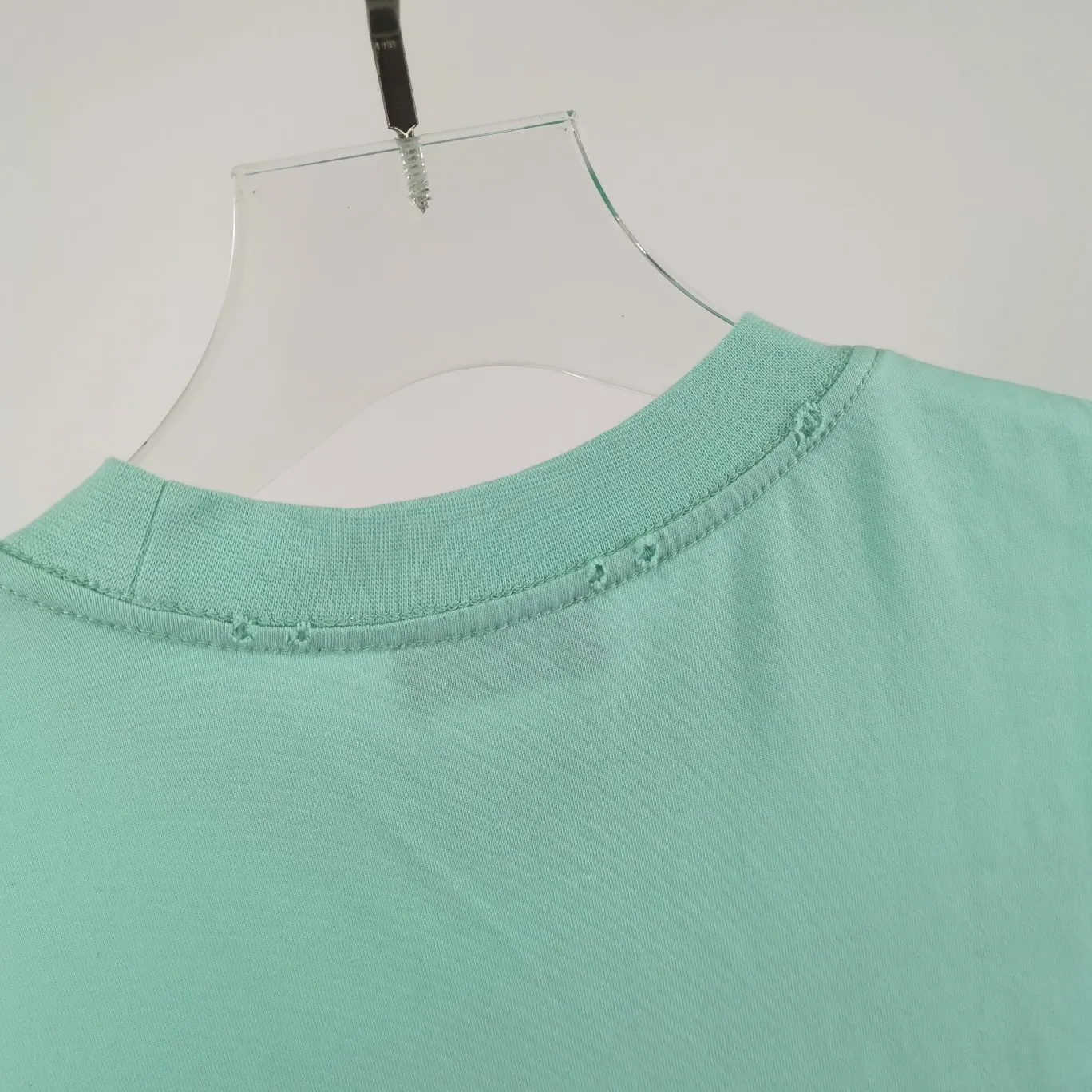[New arrival] The top and tested version of the new BALENCIAGA half-moon BB embroidered eco-friendly large LOGO for male and female couples star short-sleeved T-shirts. The simple embroidery series is popular, Behringer embroidery technology, the embroidery is meticulous and meticulous! The font is full and the texture is clear! The fabric is made of 280g high-count double-yarn pure cotton, polyester-free, and absolutely no pilling! Size: XS-L Color: Black Mint Green P:240