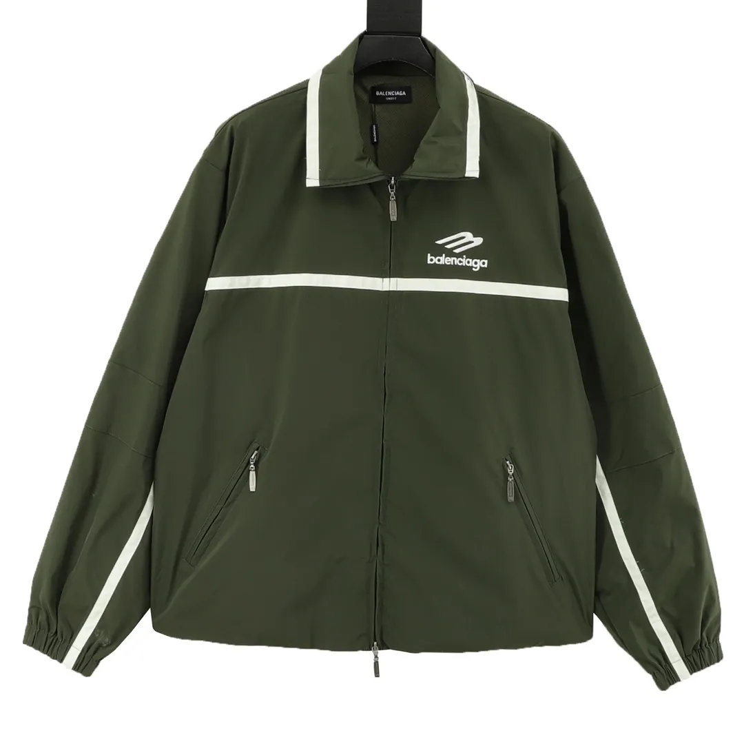 🅿️620 Balenciaga/Balenciaga Letter Embroidered Windbreaker Jacket This product uses high-quality PET sliced ​​polyester fiber as the spinning raw material to ensure that it has stable chemical and physical properties. Using a high-speed spinning process, PET slices are made into POY (pre-oriented yarn) or FDY (fully drawn yarn) through melting, filtration, spinneret extrusion and other steps. These filament products have the characteristics of high breaking strength, high elastic modulus, excellent heat setting properties, good resilience properties, heat resistance, light resistance, corrosion resistance, easy washing and quick drying. It adopts the classic washing and distressing process and is carefully polished to present a unique whitening effect, showing the retro charm that has accumulated over time. This process uses specific washing methods to achieve a certain visual and tactile effect on the garments, giving the garments an old and worn feel. Same style for men and women Sizes: XS-L