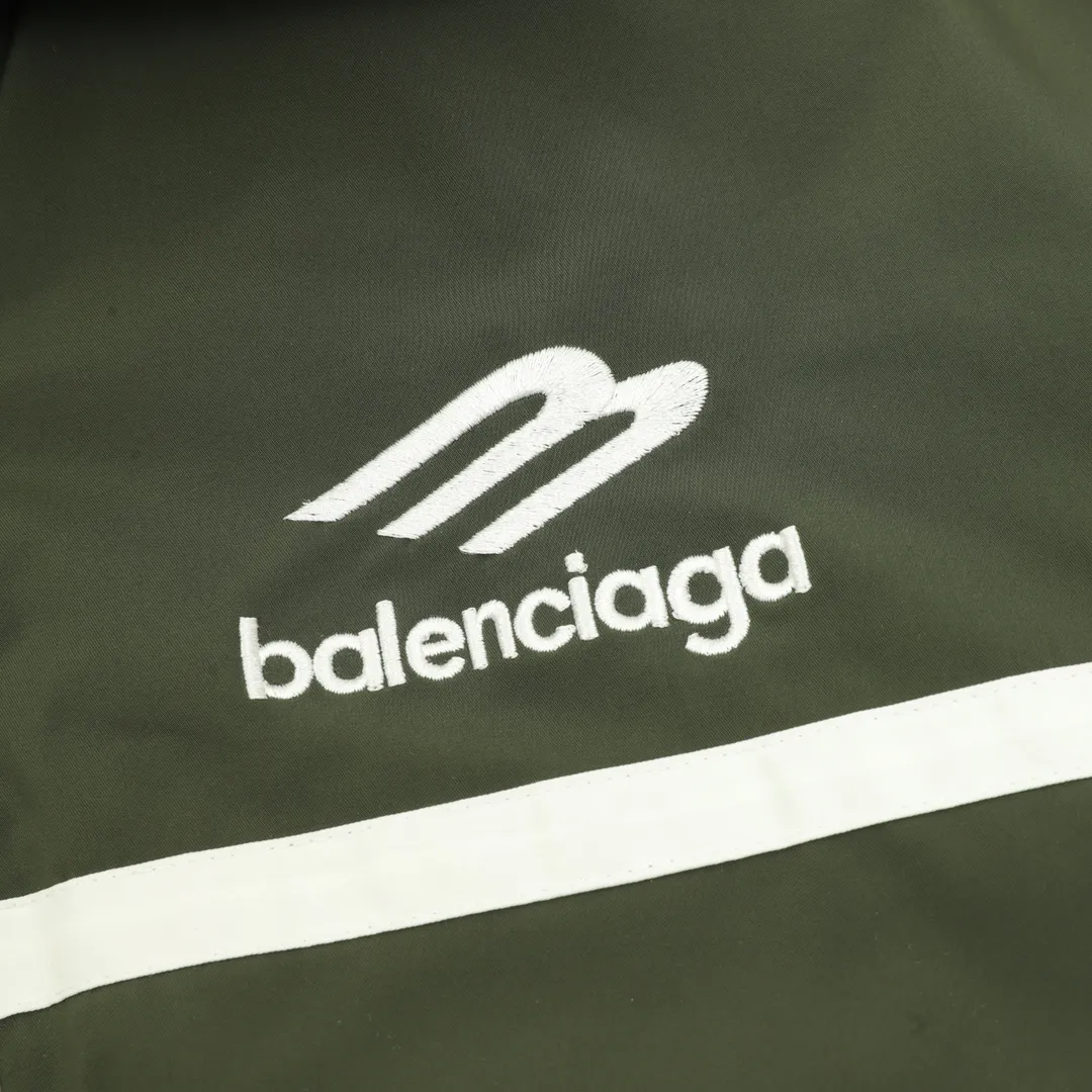 🅿️620 Balenciaga/Balenciaga Letter Embroidered Windbreaker Jacket This product uses high-quality PET sliced ​​polyester fiber as the spinning raw material to ensure that it has stable chemical and physical properties. Using a high-speed spinning process, PET slices are made into POY (pre-oriented yarn) or FDY (fully drawn yarn) through melting, filtration, spinneret extrusion and other steps. These filament products have the characteristics of high breaking strength, high elastic modulus, excellent heat setting properties, good resilience properties, heat resistance, light resistance, corrosion resistance, easy washing and quick drying. It adopts the classic washing and distressing process and is carefully polished to present a unique whitening effect, showing the retro charm that has accumulated over time. This process uses specific washing methods to achieve a certain visual and tactile effect on the garments, giving the garments an old and worn feel. Same style for men and women Sizes: XS-L