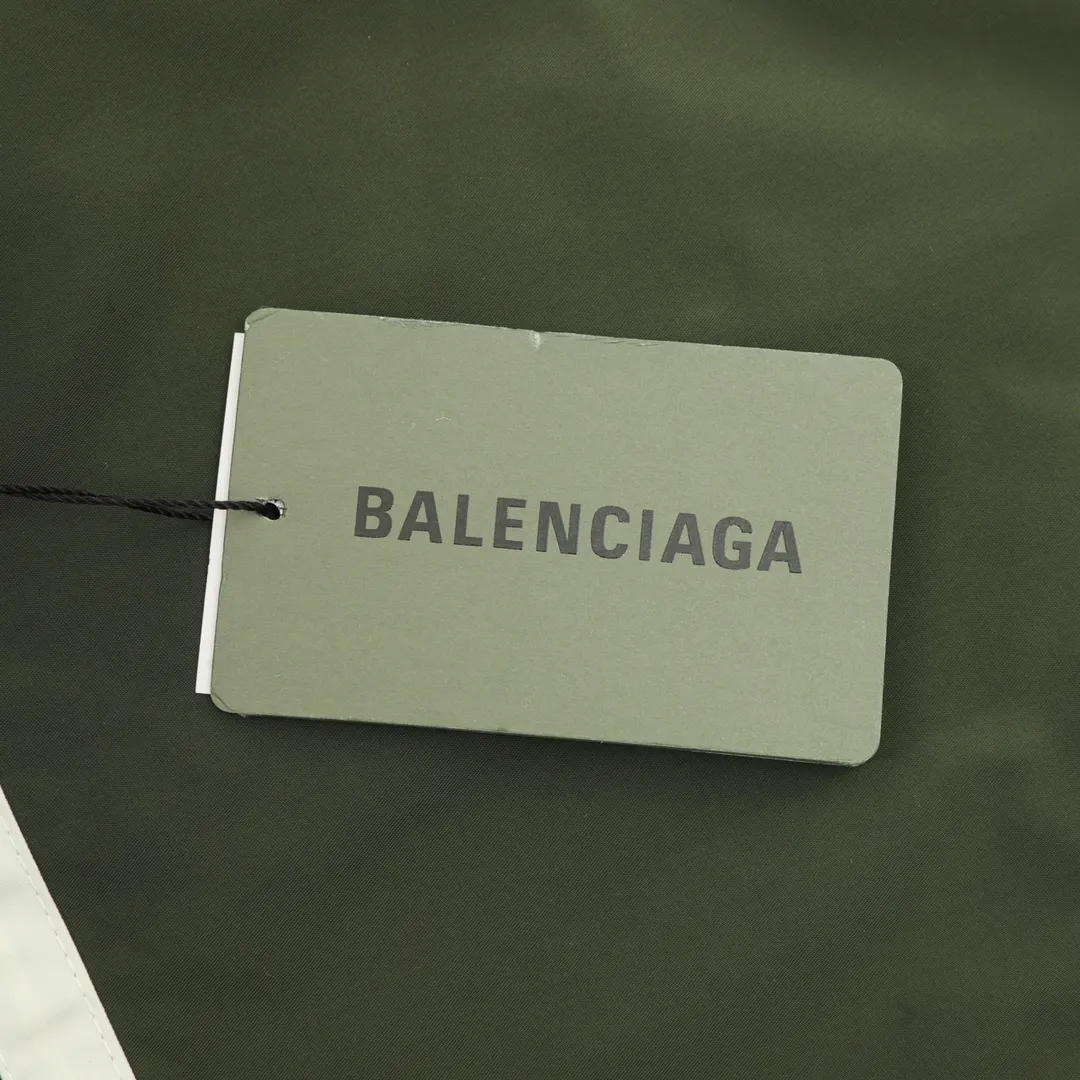 🅿️620 Balenciaga/Balenciaga Letter Embroidered Windbreaker Jacket This product uses high-quality PET sliced ​​polyester fiber as the spinning raw material to ensure that it has stable chemical and physical properties. Using a high-speed spinning process, PET slices are made into POY (pre-oriented yarn) or FDY (fully drawn yarn) through melting, filtration, spinneret extrusion and other steps. These filament products have the characteristics of high breaking strength, high elastic modulus, excellent heat setting properties, good resilience properties, heat resistance, light resistance, corrosion resistance, easy washing and quick drying. It adopts the classic washing and distressing process and is carefully polished to present a unique whitening effect, showing the retro charm that has accumulated over time. This process uses specific washing methods to achieve a certain visual and tactile effect on the garments, giving the garments an old and worn feel. Same style for men and women Sizes: XS-L