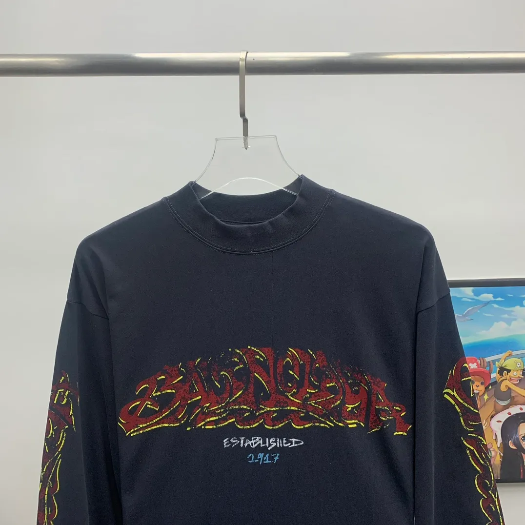 The top tested version of Balenciaga Paris 24ss Capsule Series Flame Long Sleeves Round Neck Long Sleeves This is undoubtedly another big hit this year. The first time to buy the original version. The ghost letters on the front and back are printed using imported Kornit machine direct printing technology. Exclusively matched 32 smooth plain double yarns/300g fabric. Using dot printing technology, the printed images have the characteristics of rich layers, strong three-dimensionality and lifelike colors. The dot paste has excellent fastness and soft feel and does not block the screen. Offshore large-profile long and short-sleeved sweatshirts and sweatpants, retro and old graffiti logo are versatile and good-looking ·Oversized version ·Round neck ·Short sleeves The front, back and sleeves are decorated with offshore artwork prints Washed faded effect Color Green gray Old pink Size:S~L P:320