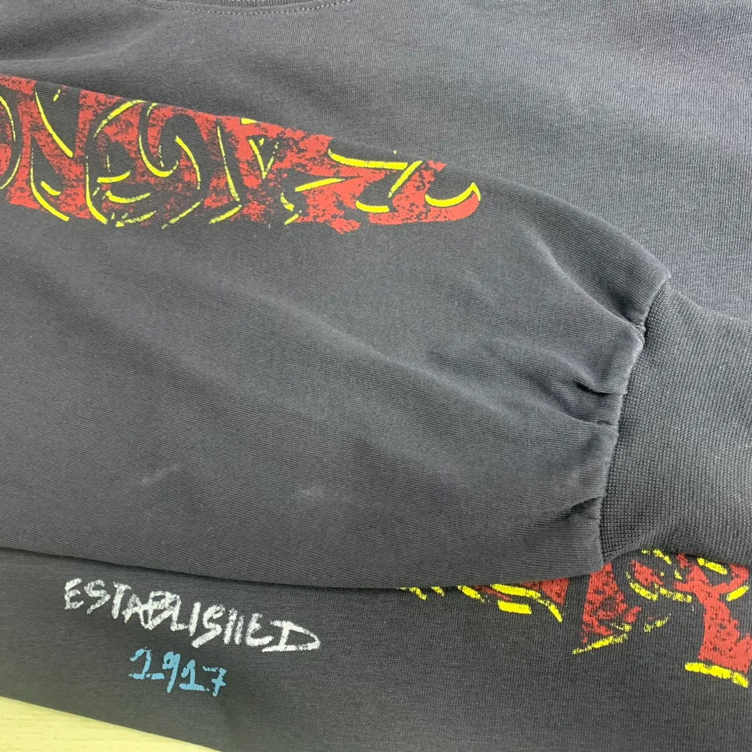 The top tested version of Balenciaga Paris 24ss Capsule Series Flame Long Sleeves Round Neck Long Sleeves This is undoubtedly another big hit this year. The first time to buy the original version. The ghost letters on the front and back are printed using imported Kornit machine direct printing technology. Exclusively matched 32 smooth plain double yarns/300g fabric. Using dot printing technology, the printed images have the characteristics of rich layers, strong three-dimensionality and lifelike colors. The dot paste has excellent fastness and soft feel and does not block the screen. Offshore large-profile long and short-sleeved sweatshirts and sweatpants, retro and old graffiti logo are versatile and good-looking ·Oversized version ·Round neck ·Short sleeves The front, back and sleeves are decorated with offshore artwork prints Washed faded effect Color Green gray Old pink Size:S~L P:320