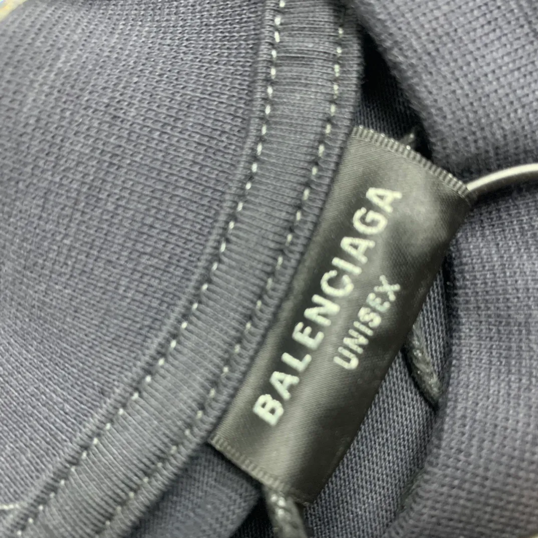 The top tested version of Balenciaga Paris 24ss Capsule Series Flame Long Sleeves Round Neck Long Sleeves This is undoubtedly another big hit this year. The first time to buy the original version. The ghost letters on the front and back are printed using imported Kornit machine direct printing technology. Exclusively matched 32 smooth plain double yarns/300g fabric. Using dot printing technology, the printed images have the characteristics of rich layers, strong three-dimensionality and lifelike colors. The dot paste has excellent fastness and soft feel and does not block the screen. Offshore large-profile long and short-sleeved sweatshirts and sweatpants, retro and old graffiti logo are versatile and good-looking ·Oversized version ·Round neck ·Short sleeves The front, back and sleeves are decorated with offshore artwork prints Washed faded effect Color Green gray Old pink Size:S~L P:320