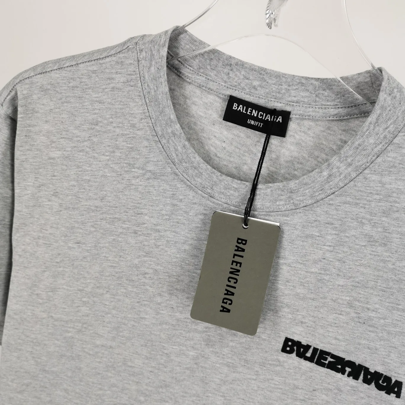 [Launched] The top tried and tested version of Balenciaga/Balenciaga inverted letter embroidery for men and women couple star same style pure cotton short-sleeved T-shirt. Original development, custom-woven fabric, craft washing treatment, full of thickness, texture different from market products, highly restored to the original version, imported Tajima machine embroidery, perfectly close to the original product, very simple logo to indicate the identity letter spacing, the size is the same as the original version, 22ss version to create a highly restored version of the same style for men and women The hem has a high-low bifurcated design, with a clear sense of layering and BF design style! Butt-covering artifact! Girls can have their lower body disappear in an instant! Size: XS-L Color: Heather Gray P:260