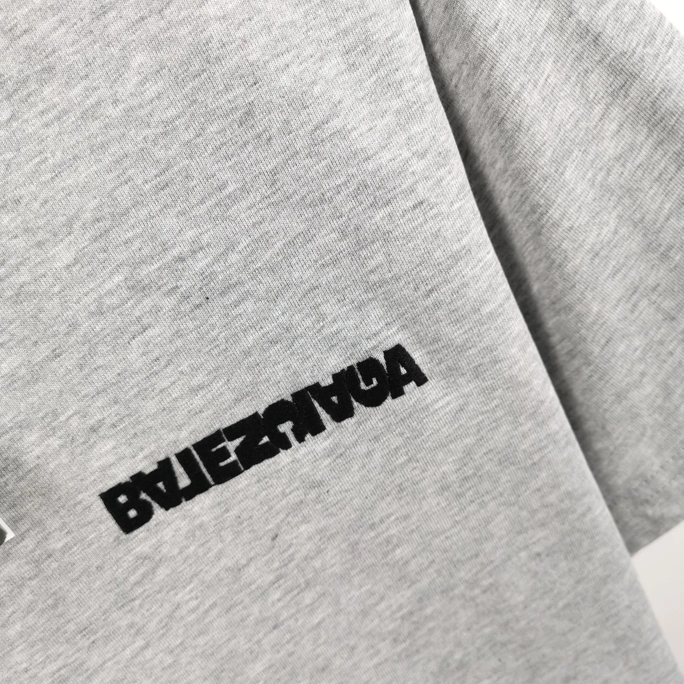 [Launched] The top tried and tested version of Balenciaga/Balenciaga inverted letter embroidery for men and women couple star same style pure cotton short-sleeved T-shirt. Original development, custom-woven fabric, craft washing treatment, full of thickness, texture different from market products, highly restored to the original version, imported Tajima machine embroidery, perfectly close to the original product, very simple logo to indicate the identity letter spacing, the size is the same as the original version, 22ss version to create a highly restored version of the same style for men and women The hem has a high-low bifurcated design, with a clear sense of layering and BF design style! Butt-covering artifact! Girls can have their lower body disappear in an instant! Size: XS-L Color: Heather Gray P:260