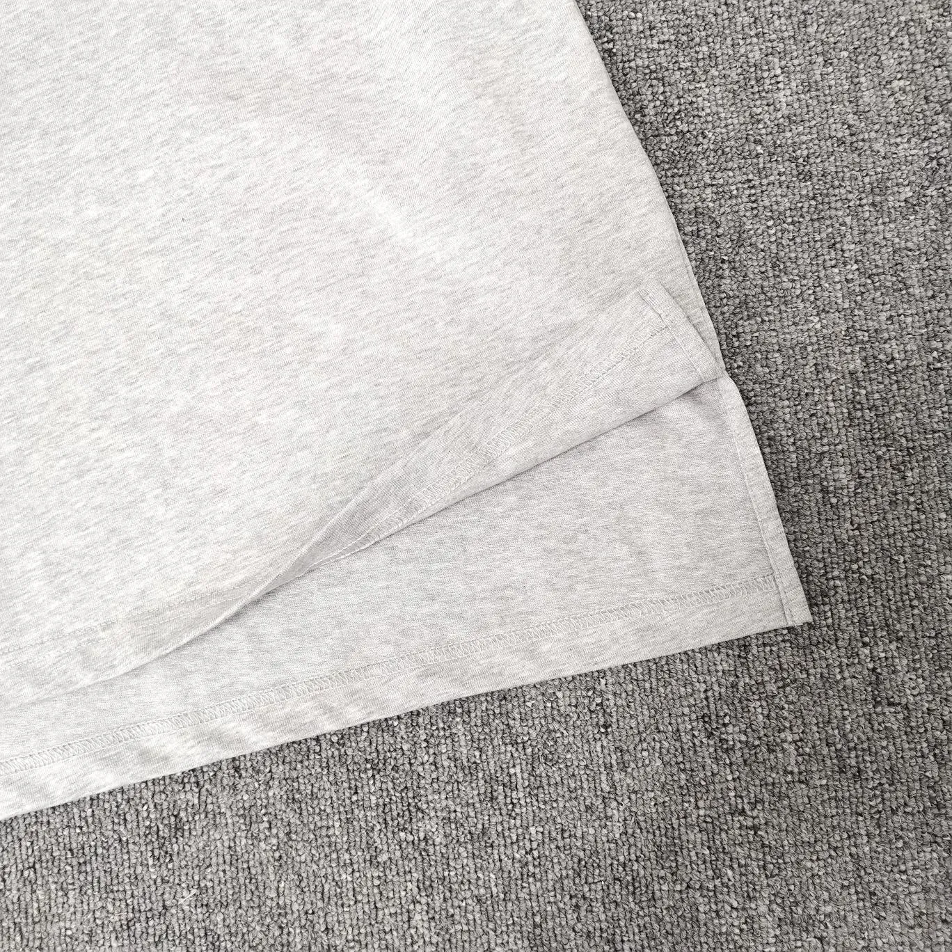 [Launched] The top tried and tested version of Balenciaga/Balenciaga inverted letter embroidery for men and women couple star same style pure cotton short-sleeved T-shirt. Original development, custom-woven fabric, craft washing treatment, full of thickness, texture different from market products, highly restored to the original version, imported Tajima machine embroidery, perfectly close to the original product, very simple logo to indicate the identity letter spacing, the size is the same as the original version, 22ss version to create a highly restored version of the same style for men and women The hem has a high-low bifurcated design, with a clear sense of layering and BF design style! Butt-covering artifact! Girls can have their lower body disappear in an instant! Size: XS-L Color: Heather Gray P:260