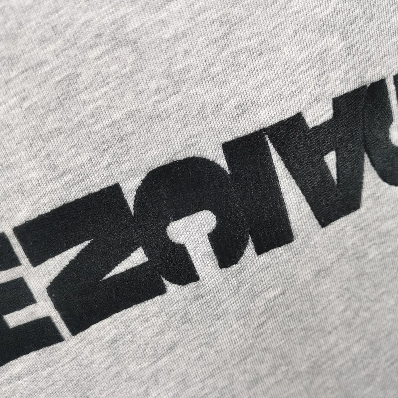 [Launched] The top tried and tested version of Balenciaga/Balenciaga inverted letter embroidery for men and women couple star same style pure cotton short-sleeved T-shirt. Original development, custom-woven fabric, craft washing treatment, full of thickness, texture different from market products, highly restored to the original version, imported Tajima machine embroidery, perfectly close to the original product, very simple logo to indicate the identity letter spacing, the size is the same as the original version, 22ss version to create a highly restored version of the same style for men and women The hem has a high-low bifurcated design, with a clear sense of layering and BF design style! Butt-covering artifact! Girls can have their lower body disappear in an instant! Size: XS-L Color: Heather Gray P:260
