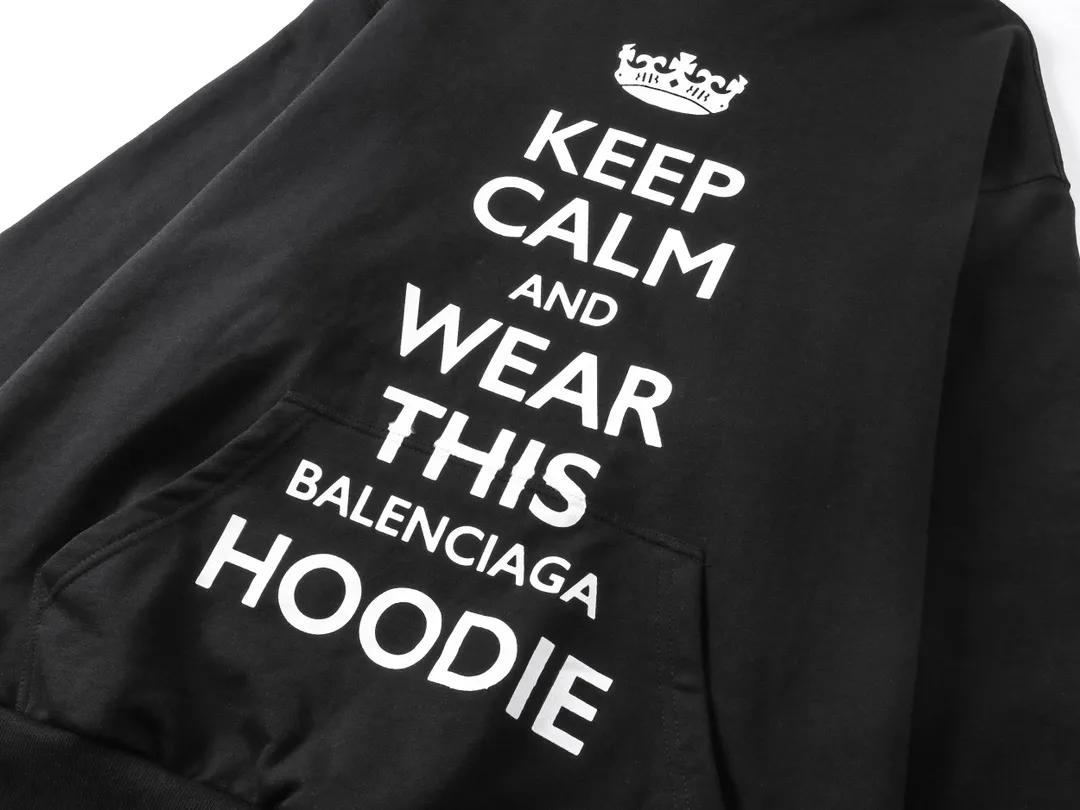 🅿️310 real photos [Top version. Official website quality] BALENCI*GA/Paris new style. 2024 autumn and winter new style. KEEP.CALM art print hooded sweatshirt, brick cabinet synchronization. Genuine product developed in the first time, happy to print and compare! The fabric is made of Paris ZP custom-woven and dyed cotton sweatshirt. Weighing 460 grams, the cloth surface is clean. The cloth pattern is clear, soft and comfortable. The threads are dyed with no color difference. The printing uses environmentally friendly imported materials. The letters are clear and the effect is three-dimensional. The version adopts OS loose shoulder design. Same style for men and women. Code: BL238938 Color: Black Size: XS S M L