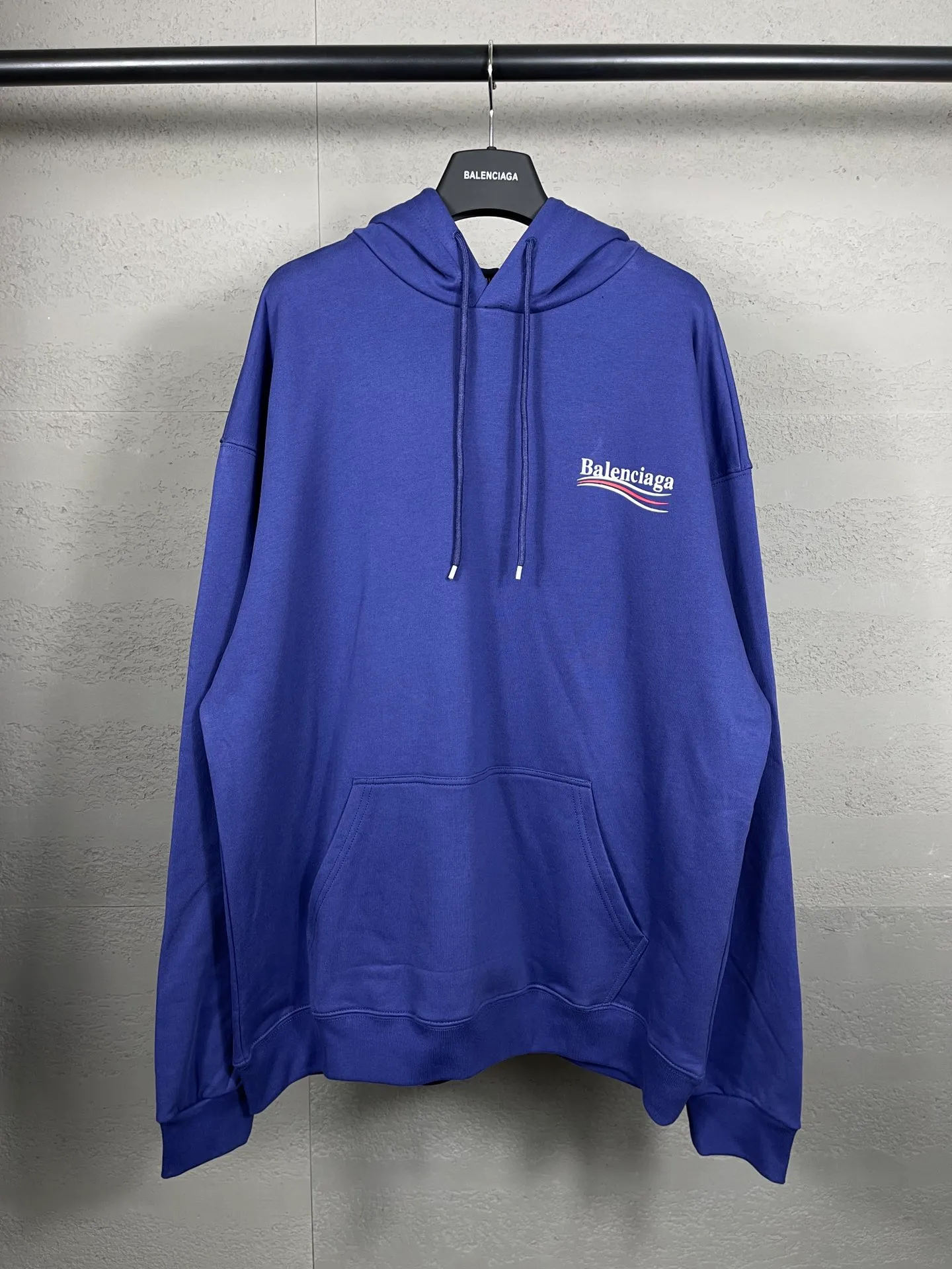 🅿️290 Actual pictures [Top version. Official website quality] BALENCI*GA/Paris #classic style, cola printed long-sleeved hooded sweatshirt. The fabric is made of Paris ZP custom-woven and dyed cotton David sweatshirt. The weight is 450 grams. The cloth surface is clean. The cloth pattern is clear, soft and comfortable. The threads are dyed with no color difference. The classic pattern printing uses environmentally friendly imported glue and precision stencil. The letters are clear. No burrs. The three-dimensional effect is strong. All colors are synchronized with the brick cabinets, custom woven and dyed, and will not fade. Different market currencies. The version adopts OS loose shoulder design. Same style for men and women. Code: BL238031 Color: white, black, red, blue Size: XS S M L