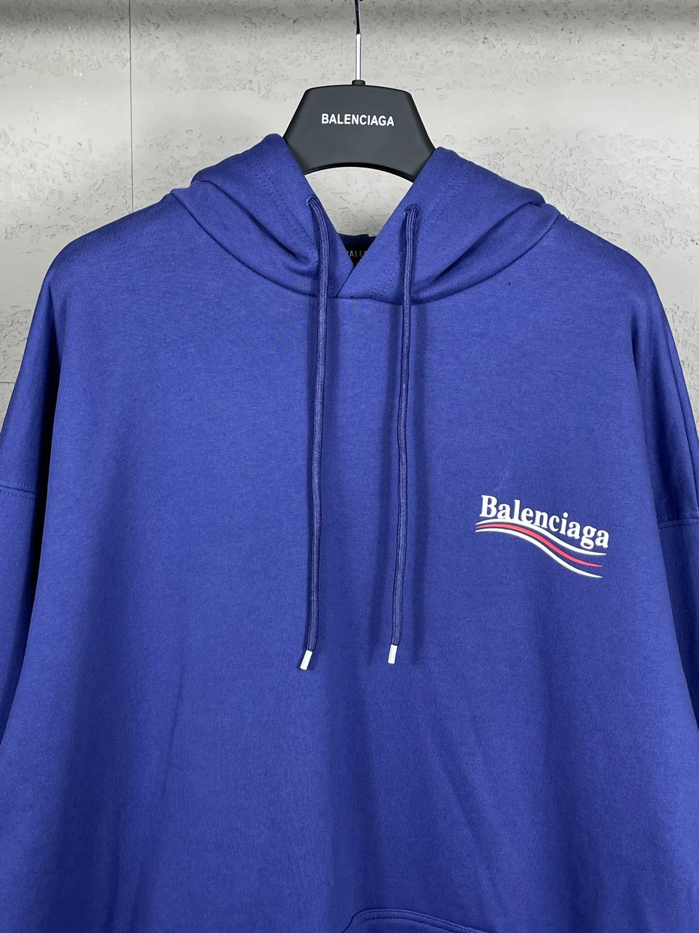 🅿️290 Actual pictures [Top version. Official website quality] BALENCI*GA/Paris #classic style, cola printed long-sleeved hooded sweatshirt. The fabric is made of Paris ZP custom-woven and dyed cotton David sweatshirt. The weight is 450 grams. The cloth surface is clean. The cloth pattern is clear, soft and comfortable. The threads are dyed with no color difference. The classic pattern printing uses environmentally friendly imported glue and precision stencil. The letters are clear. No burrs. The three-dimensional effect is strong. All colors are synchronized with the brick cabinets, custom woven and dyed, and will not fade. Different market currencies. The version adopts OS loose shoulder design. Same style for men and women. Code: BL238031 Color: white, black, red, blue Size: XS S M L