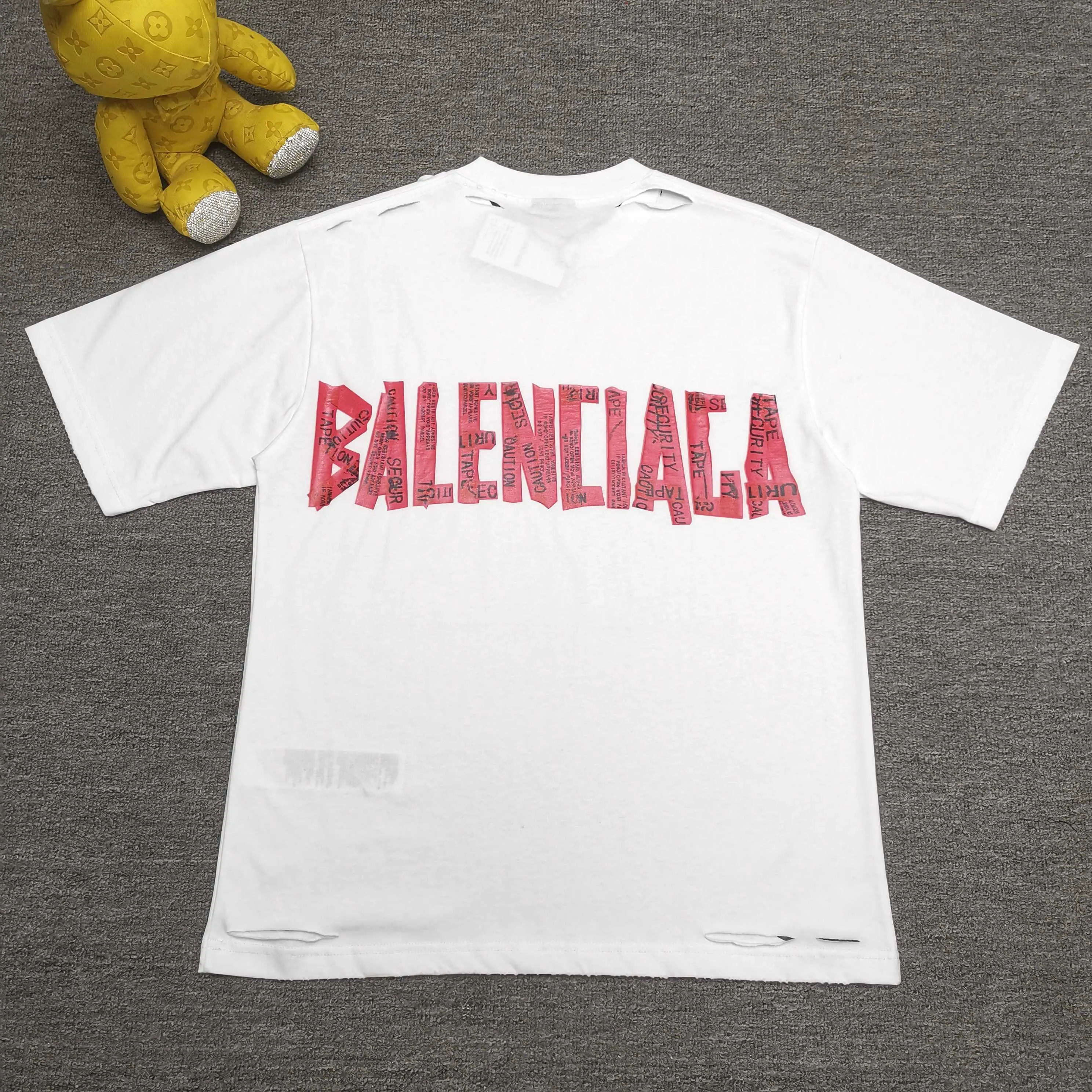 Top tested version ❤️BALENCI*GA/Paris. 25ss latest model. Masking tape pulp printing. Ready-to-wear washed and distressed short-sleeved T-shirt. Brick cabinet synchronization. The fabric is made of Paris ZP custom-woven and dyed 100% cotton double yarn compact cotton. The weight is 260 grams, the cloth surface is clean. The cloth pattern is clear, soft and comfortable, and the thread is dyed with no color difference. The classic pattern is printed with environmentally friendly imported materials, and the tape pattern is glued. The letters are clear and the effect is three-dimensional. Restored brick cabinet. The garments were washed and aged, and polished by many hands. Produced by ultra-heavy craftsmanship, the market currency is very different, welcome to compare. The version adopts OS loose shoulder design. The same style for men and women. Color: White Size: XS S M L P 280
