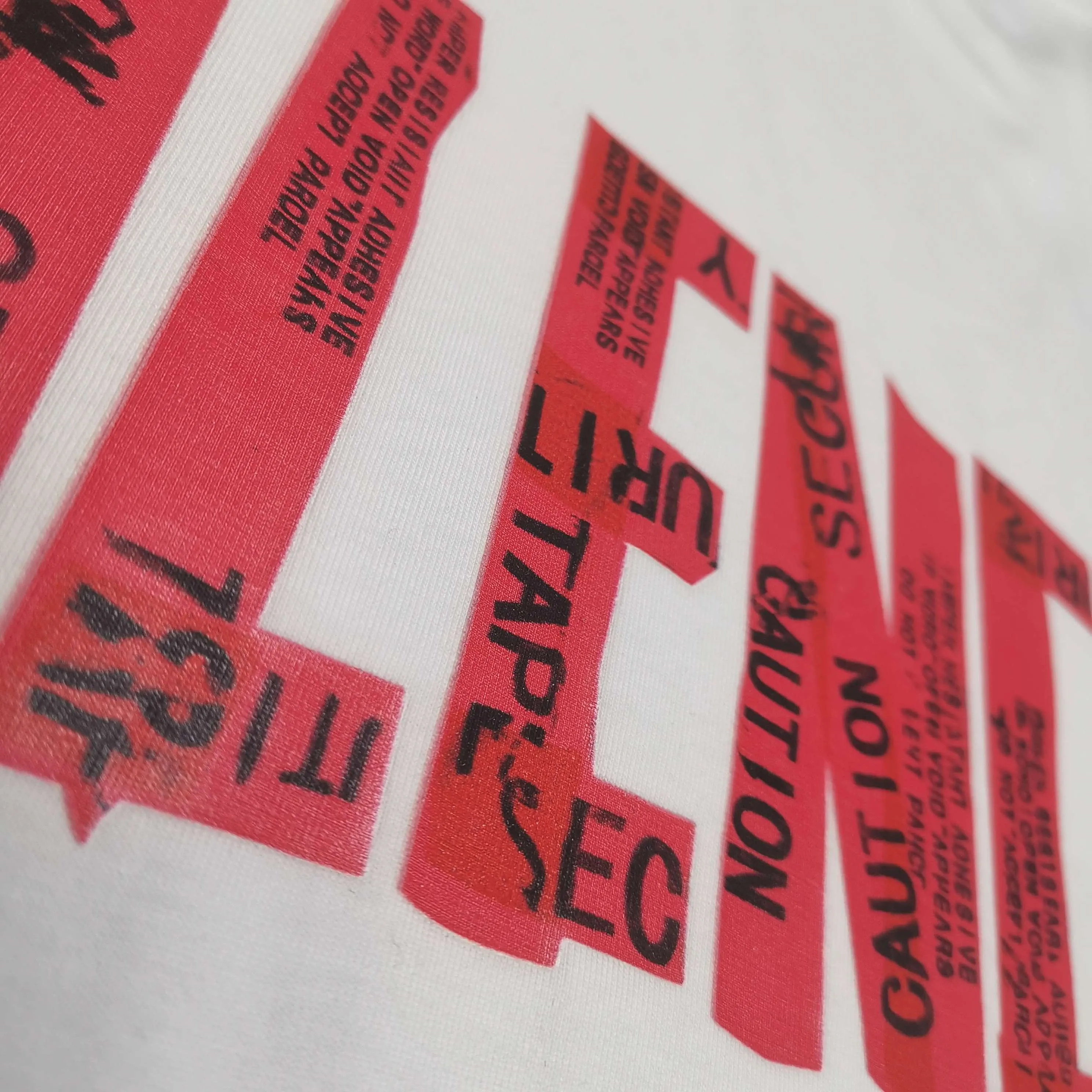 Top tested version ❤️BALENCI*GA/Paris. 25ss latest model. Masking tape pulp printing. Ready-to-wear washed and distressed short-sleeved T-shirt. Brick cabinet synchronization. The fabric is made of Paris ZP custom-woven and dyed 100% cotton double yarn compact cotton. The weight is 260 grams, the cloth surface is clean. The cloth pattern is clear, soft and comfortable, and the thread is dyed with no color difference. The classic pattern is printed with environmentally friendly imported materials, and the tape pattern is glued. The letters are clear and the effect is three-dimensional. Restored brick cabinet. The garments were washed and aged, and polished by many hands. Produced by ultra-heavy craftsmanship, the market currency is very different, welcome to compare. The version adopts OS loose shoulder design. The same style for men and women. Color: White Size: XS S M L P 280