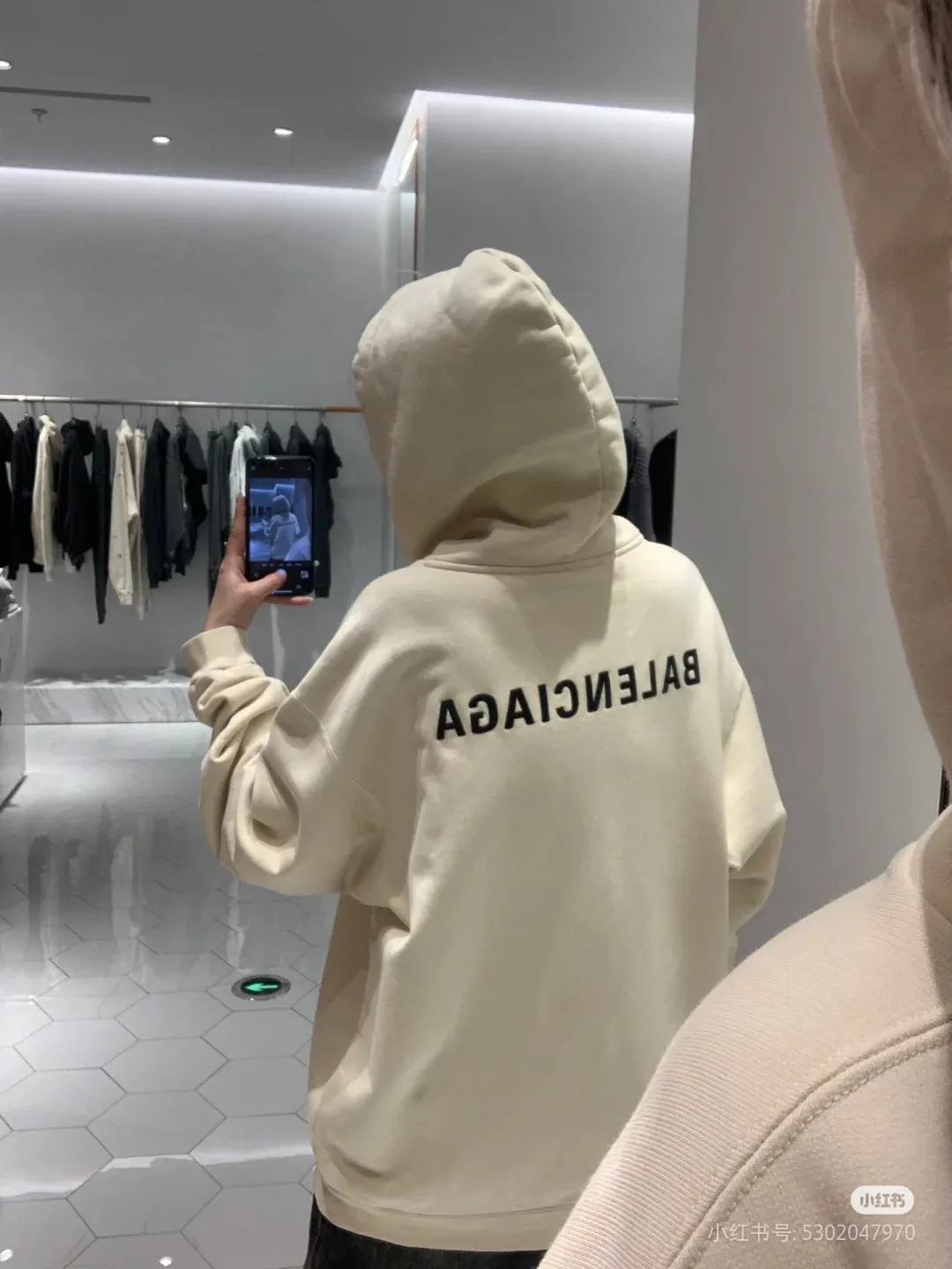 ♻️💯Upper body reference model picture❤️Top version BALENCIAGA large back LOGO basic letters pure cotton loose loose male and female couples same style fashion brand high-end embroidered cotton hoodie hooded sweatshirt The god of simplicity in Paris, a volume sought after by many stars. Lisa’s favorite basic short-sleeved Paris style, which has a very high appearance rate. Wear alone, paired with jeans, shorts, and sweatpants, it's a versatile style. Xiaohongshu, a hot item on INS, a must-have for Paris fans.  Using Tajima embroidery technology imported from Japan, the printing looks very three-dimensional and full, with no threads. Regardless of the size, the front and back letters can be expressed perfectly! The fabric is made of 460g pure cotton combed terry fabric!  A complete set of customized tags, collar tags, washed, plastic bags, and most importantly, a complete set of bags, tag codes, and codes are all authentic.  Color: Gray Size: XS-L P:470