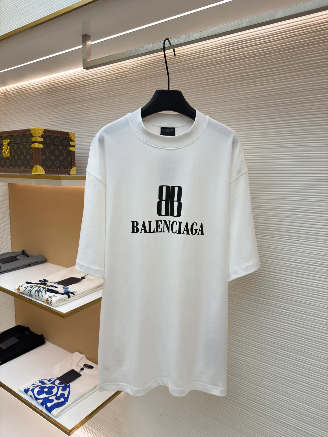 Balenciaga nano BB printed short sleeves ●Original version: Purchased and developed for 4600 ●Item number: 1682358-X90 ●Fabric: moire jersey fabric ●Technology: Glue printing production ●Color: white ●Version: Loose version ●Weight: about 325 grams ●Size: The layered texture carrier is embellished with the exquisite Balenciaga nano BB art on the chest and stamped with a silver-gray artistic seal. It is a concrete expression of the brand's soul. Use every outfit to outline your own fashion picture. Glue printing is used. The chest printing has been modified three times with the film screen. The glue liquid paint is used to print the pattern on the fabric. The fabric is baked to fix the printed pattern. The fabric has been washed. It has a better hand feel and texture. It is not easy to deform, not easy to shrink, not easy to fade, and maintains long-term beauty. The overall wiring is straight and delicate, the fabric is comfortable and soft, and the color is consistent without color difference. It can be matched with the same style to create a fashionable look and control various occasions. Customized accessories, complete with three standards, same style for men and women!