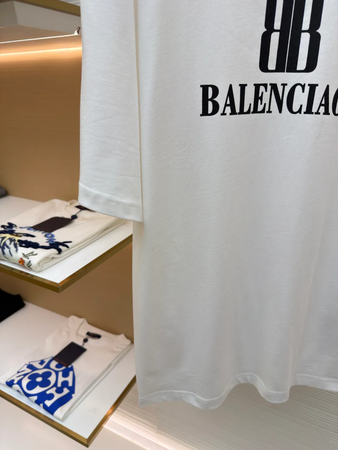 Balenciaga nano BB printed short sleeves ●Original version: Purchased and developed for 4600 ●Item number: 1682358-X90 ●Fabric: moire jersey fabric ●Technology: Glue printing production ●Color: white ●Version: Loose version ●Weight: about 325 grams ●Size: The layered texture carrier is embellished with the exquisite Balenciaga nano BB art on the chest and stamped with a silver-gray artistic seal. It is a concrete expression of the brand's soul. Use every outfit to outline your own fashion picture. Glue printing is used. The chest printing has been modified three times with the film screen. The glue liquid paint is used to print the pattern on the fabric. The fabric is baked to fix the printed pattern. The fabric has been washed. It has a better hand feel and texture. It is not easy to deform, not easy to shrink, not easy to fade, and maintains long-term beauty. The overall wiring is straight and delicate, the fabric is comfortable and soft, and the color is consistent without color difference. It can be matched with the same style to create a fashionable look and control various occasions. Customized accessories, complete with three standards, same style for men and women!