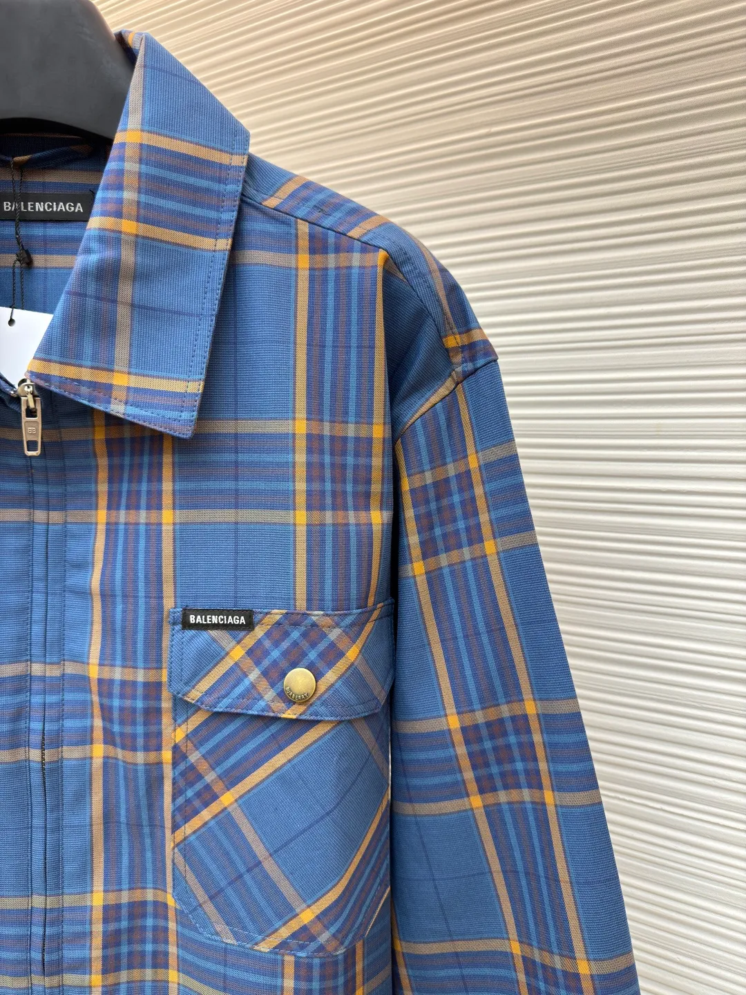 Balenciaga blue style jacquard zipper shirt ●Original version: Purchased and developed by 12629 ●Item number: 1681491-B90 ●Fabric: pure cotton fabric ●Technology: jacquard production ●Color: blue ●Version: Loose version ●Weight: about 460 grams ●Size: S-M-L-XL ●Description: Cotton is a special fabric with comfort, and the plaid design adds a classic element. Cotton fiber makes the fabric have good hygroscopicity, breathability and skin-friendly properties, while improving the fabric's wear resistance and wrinkle resistance. The fabric combines yarn-dyed technology and jacquard technology. The yarn is dyed into the required color before weaving. The color is rich and soft; it is interwoven with warp and weft yarns of different colors through an electronic jacquard loom. This gives the pattern a permanent three-dimensional feel and excellent color fastness that won't fade when washed. The jacquard process interweaves different warp and weft to form a smooth and regular pattern on the fabric, making the fabric more beautiful. The unique double-layer lattice process is the core of its high-end positioning. The two layers of jacquard fabric are combined during weaving or sewing to form an extremely stiff, thick and warm structure. This gives the shirt a jacket-like texture and weight, breaking through the single-season limitations of traditional shirts. The overall wiring is straight and delicate, the fabric is comfortable and soft, and the color is consistent without color difference. It can be matched with the same style to create a fashionable look and control various occasions. Customized accessories, complete with three standards, same style for men and women!