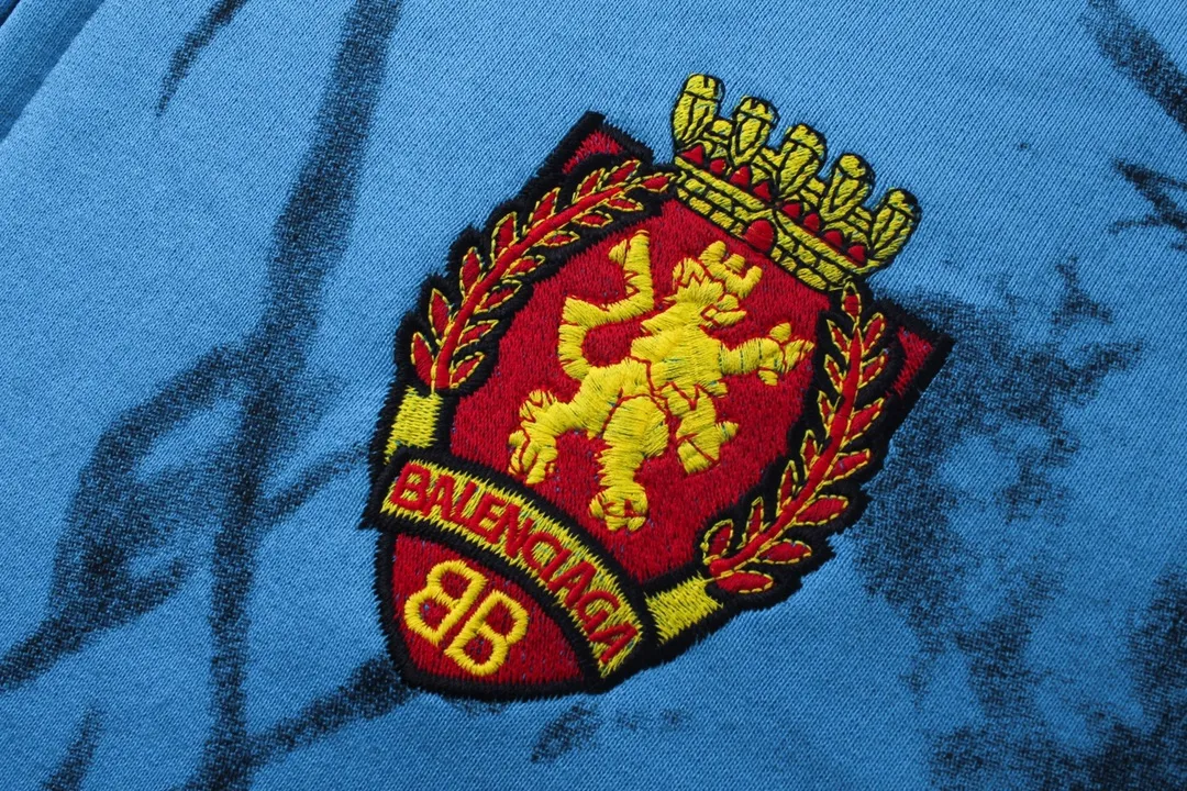 🅿️456 real photos [Top version. Official website quality] BALENCI*GA/Paris co-branded Manchester United. 24 latest. Hand-painted. Worn. Washed. Distressed. Worn. Inkjet painting. Graffiti. Zipper cardigan hooded sweatshirt. The embroidered insignia is heavily tattered. Top-quality board. Comparisons are welcome. The fabric is made of Paris ZP custom-woven and dyed cotton double yarn. Weighing 260 grams, the cloth surface is clean. The cloth pattern is clear, soft and comfortable. The threads are dyed with no color difference. The front pattern embroidery is made with imported machine embroidery. The color of the chapter mark is the same. The embroidery and border are embroidered. The chapter mark is worn and distressed to match the brick cabinet. Ready-made clothes are washed and distressed. Painted with graffiti. The entire piece of clothing is restored with overweight craftsmanship. Jubie market produces pictures based on pictures. Welcome to compare. The version adopts OS loose shoulder design. Same style for men and women. Code: BL238079 Color: gray, red, lake blue Size: XS S M L