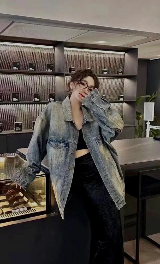 🔥Hot model picture of the new Balenciga/Balenciaga 2023SS diamond denim denim men and women couple star same style jacket. Heavy washing and aging process. The whole piece is hand-made and worn. There are 281 counter-position hanging molds in the whole garment. The ready-made garments are sprayed with Ma Liu, desizing and distressing, graphite washing, the whole piece is color-coated and yellowed, and finally fried with salt to solidify the color. Multiple washings are used to make the old process. Top-level difficult craftsmanship and top-grade fabrics are washed in multiple ways. It is made of 100% cotton slub denim fabric in the warp and weft directions. It feels soft, delicate and slightly elastic. It is comfortable on the upper body. It has exquisite high-temperature hot-drilling technology and custom-made metal logo buttons, which can restore the clothing shape one to one.  OS version, complete with three standards, same style for men and women.  Size XS S M L P:550