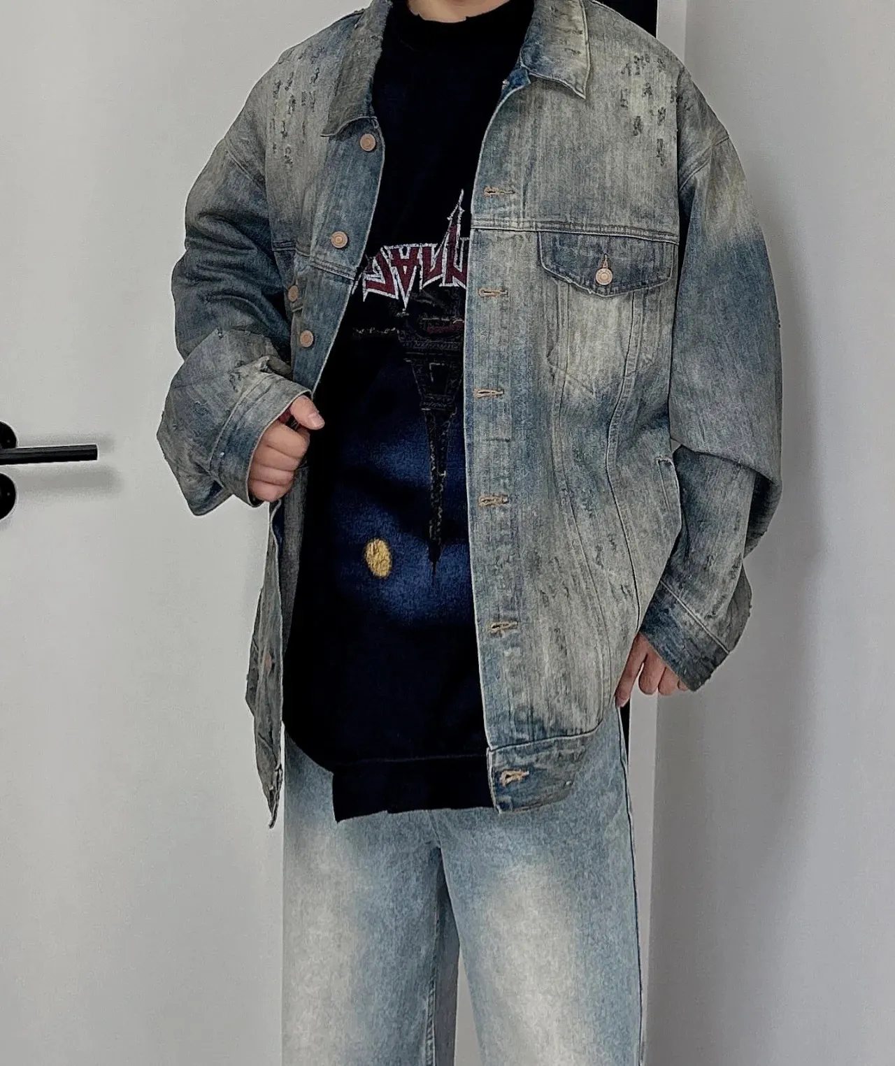 🔥Hot model picture of the new Balenciga/Balenciaga 2023SS diamond denim denim men and women couple star same style jacket. Heavy washing and aging process. The whole piece is hand-made and worn. There are 281 counter-position hanging molds in the whole garment. The ready-made garments are sprayed with Ma Liu, desizing and distressing, graphite washing, the whole piece is color-coated and yellowed, and finally fried with salt to solidify the color. Multiple washings are used to make the old process. Top-level difficult craftsmanship and top-grade fabrics are washed in multiple ways. It is made of 100% cotton slub denim fabric in the warp and weft directions. It feels soft, delicate and slightly elastic. It is comfortable on the upper body. It has exquisite high-temperature hot-drilling technology and custom-made metal logo buttons, which can restore the clothing shape one to one.  OS version, complete with three standards, same style for men and women.  Size XS S M L P:550