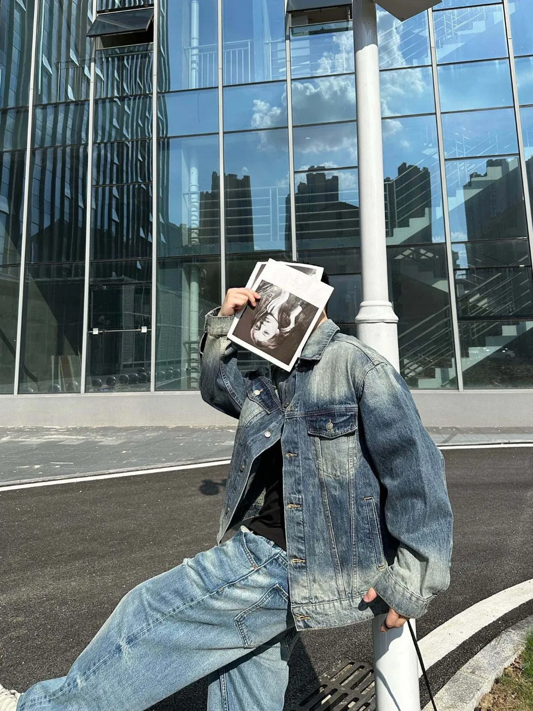 🔥Hot model picture of the new Balenciga/Balenciaga 2023SS diamond denim denim men and women couple star same style jacket. Heavy washing and aging process. The whole piece is hand-made and worn. There are 281 counter-position hanging molds in the whole garment. The ready-made garments are sprayed with Ma Liu, desizing and distressing, graphite washing, the whole piece is color-coated and yellowed, and finally fried with salt to solidify the color. Multiple washings are used to make the old process. Top-level difficult craftsmanship and top-grade fabrics are washed in multiple ways. It is made of 100% cotton slub denim fabric in the warp and weft directions. It feels soft, delicate and slightly elastic. It is comfortable on the upper body. It has exquisite high-temperature hot-drilling technology and custom-made metal logo buttons, which can restore the clothing shape one to one.  OS version, complete with three standards, same style for men and women.  Size XS S M L P:550