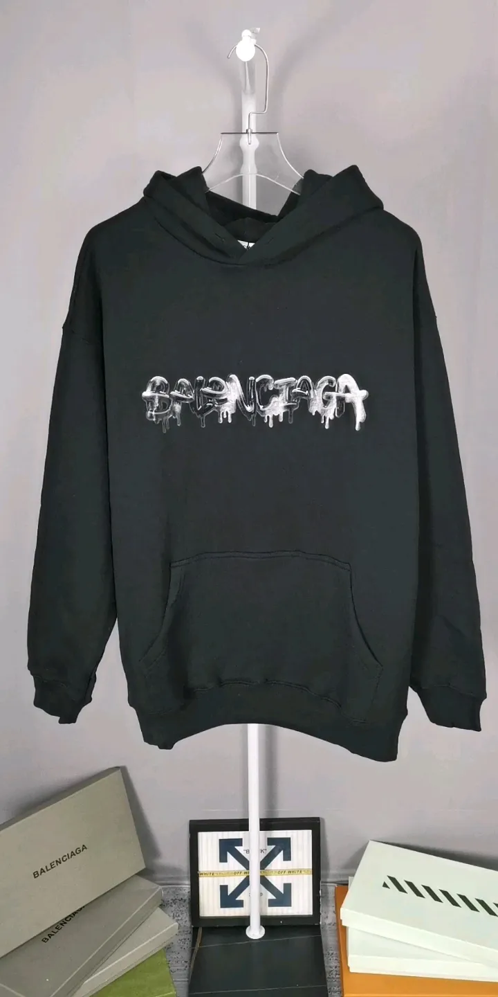 Real shot of the video - the top tested version of BALENCIAGA, pink jelly glue dissolved pure cotton, loose and breathable, trendy brand, same style short sleeves for men and women. The design elements are still as simple as ever. The letters on the chest are integrated with the design of melted jelly, giving an immediate sense of high-end. 100% looped terry cotton fabric, pre-shrunk and washed, multi-dimensional handle. The printing is dot printing, cross-engraved lettering mold, inkjet-style heat transfer. The gel letters are first made and then fixed on the fabric through high-temperature pressing. The elements are simple and versatile. They look great in any combination. Color: black, white, light gray. Size: XS-L P:450