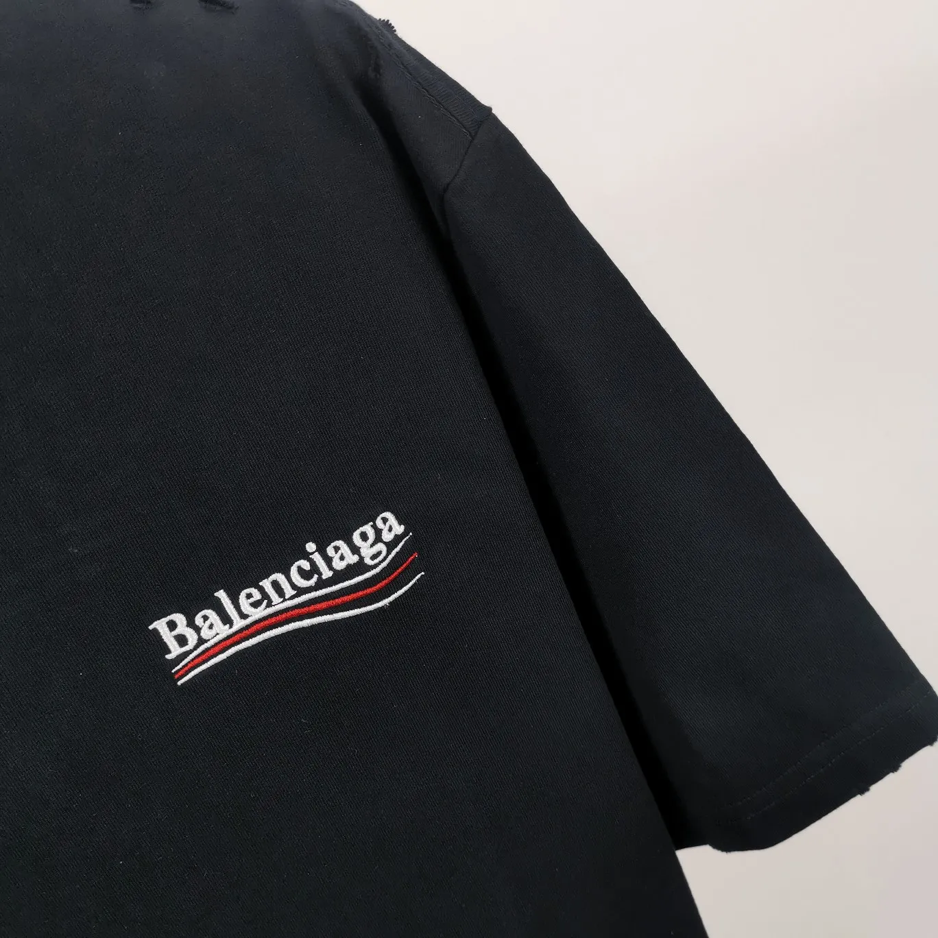 Supplementary details - the top tested version of Balenciaga BALENCIAGA Cola hole wheat wave embroidered printed short-sleeved T-shirts for male and female couples stars are available in three colors, ensuring the same fabric as the original version, no color difference! Customized dyeing in a package! INS, Xiaohongshu’s popular style, classics that never fade away! The king of orders in Spain, the fried chicken is highly recommended! 32S 280g pure cotton double yarn fabric, comfortable and wide! Full of drape! The printing uses Tajima embroidery machine imported from Japan, which is known as the fighter among embroidery machines. The embroidery is meticulous, with no threads or skipped threads, the printing and embroidery are full and fine, and the letter spacing is consistent with ZP! Wearing it gives you full confidence and peace of mind! The labels and washes are all correct! On behalf of G at the same level! Consistent packaging at the counter! The holes on the neckline are inlaid by hand, and the holes on the body are all pierced by in-line scanning, all of which are one-to-one craftsmanship! Size: XS-L Color: Black P:270