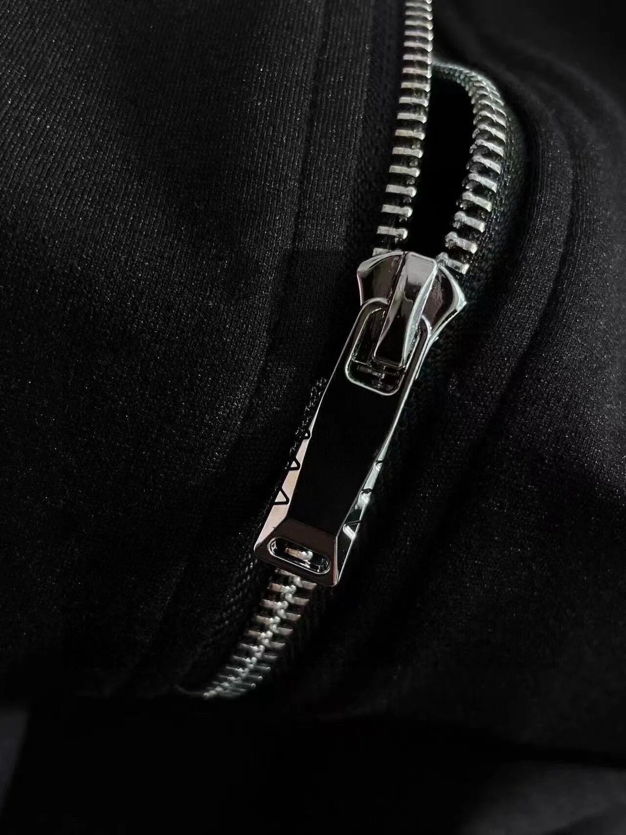 🅿️460 Directly approved brand [BALENCIAGA] (thick velvet) 2025 autumn and winter new product, celebrities’ favorite fashion casual suit, clean and neat tailoring, full of urban style. Made of high-quality customized fabrics, the inner warmth is excellent, the hand feels soft and dry, and the upper body effect is crisp and stylish. The three-dimensional cutting process and the pattern are all of high standards, and the silhouette version has the right benefits! It is not tight at all, and you feel good when you put it on. So many top-quality raw materials create high-end products with unparalleled value. It is the first choice for high-end fashion people. (Size: M-4XL can wear up to 200 pounds)