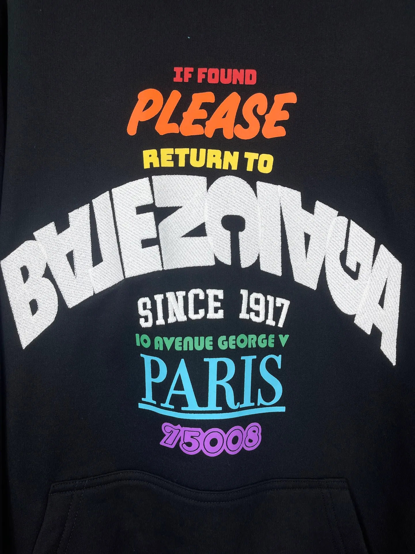 🅿️320 real photos [Top version. Official website quality] BALENCI*GA/Paris.SS25 latest color printed + embroidered hooded sweatshirt. The front embroidery is embroidered with Tajima computer embroidery machine and imported rubber paddle printing, and the brick cabinet is synchronized. It is developed at the first time and the fabric is made of Paris ZP custom-woven and dyed cotton sweatshirt. Weight 460 grams. The cloth surface is clean. The cloth pattern is clear, soft and comfortable. The threads are dyed with no color difference. The printing uses environmentally friendly imported materials, the letters are clear and the effect is three-dimensional. The version adopts OS loose shoulder design. Same style for men and women. Code: BL259953 Color: Black Size: XS S M L