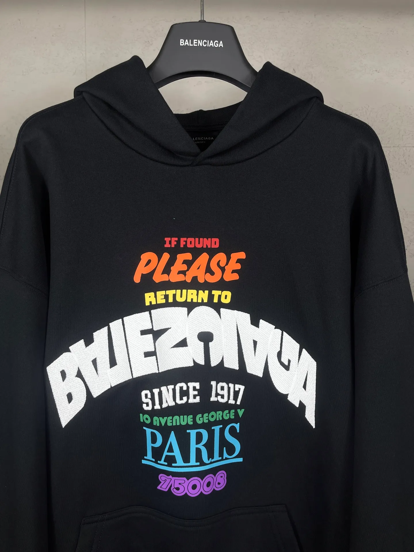 🅿️320 real photos [Top version. Official website quality] BALENCI*GA/Paris.SS25 latest color printed + embroidered hooded sweatshirt. The front embroidery is embroidered with Tajima computer embroidery machine and imported rubber paddle printing, and the brick cabinet is synchronized. It is developed at the first time and the fabric is made of Paris ZP custom-woven and dyed cotton sweatshirt. Weight 460 grams. The cloth surface is clean. The cloth pattern is clear, soft and comfortable. The threads are dyed with no color difference. The printing uses environmentally friendly imported materials, the letters are clear and the effect is three-dimensional. The version adopts OS loose shoulder design. Same style for men and women. Code: BL259953 Color: Black Size: XS S M L