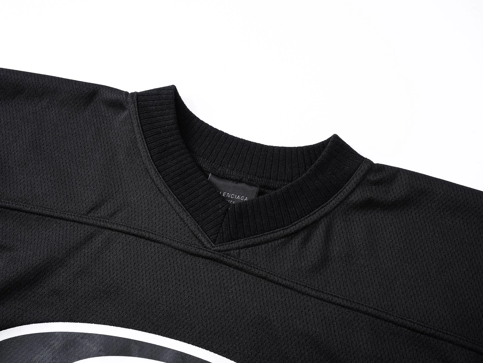 🅿️210 Actual pictures [Top version. Official website quality] BALENCI*GA/Paris double ring LOGO printed back No. 25 short-sleeved jersey. The collar adopts computer laser rib top collar, no shoulder seams, and extra-heavy craftsmanship. SS25 latest model. Research and development at the first time, different market currencies. Comparisons welcome. The fabric is made of custom-woven sports fabric that absorbs moisture and is comfortable and dry. Whether you are doing sports or fitness or going out on the street every day, you can easily become the center of attention. Stretch ribbing at neckline. Weighing 220 grams, the cloth surface is clean. The cloth pattern is clear, soft and comfortable. The threads are dyed with no color difference. The printing uses imported environmentally friendly rubber paddles, and the pattern letters are clear, three-dimensional and without burrs. Jubie market produces pictures based on pictures. Welcome to compare. The version adopts OS loose shoulder design. Same style for men and women. Code: BL253735 Color: black, red Size: XS S M L