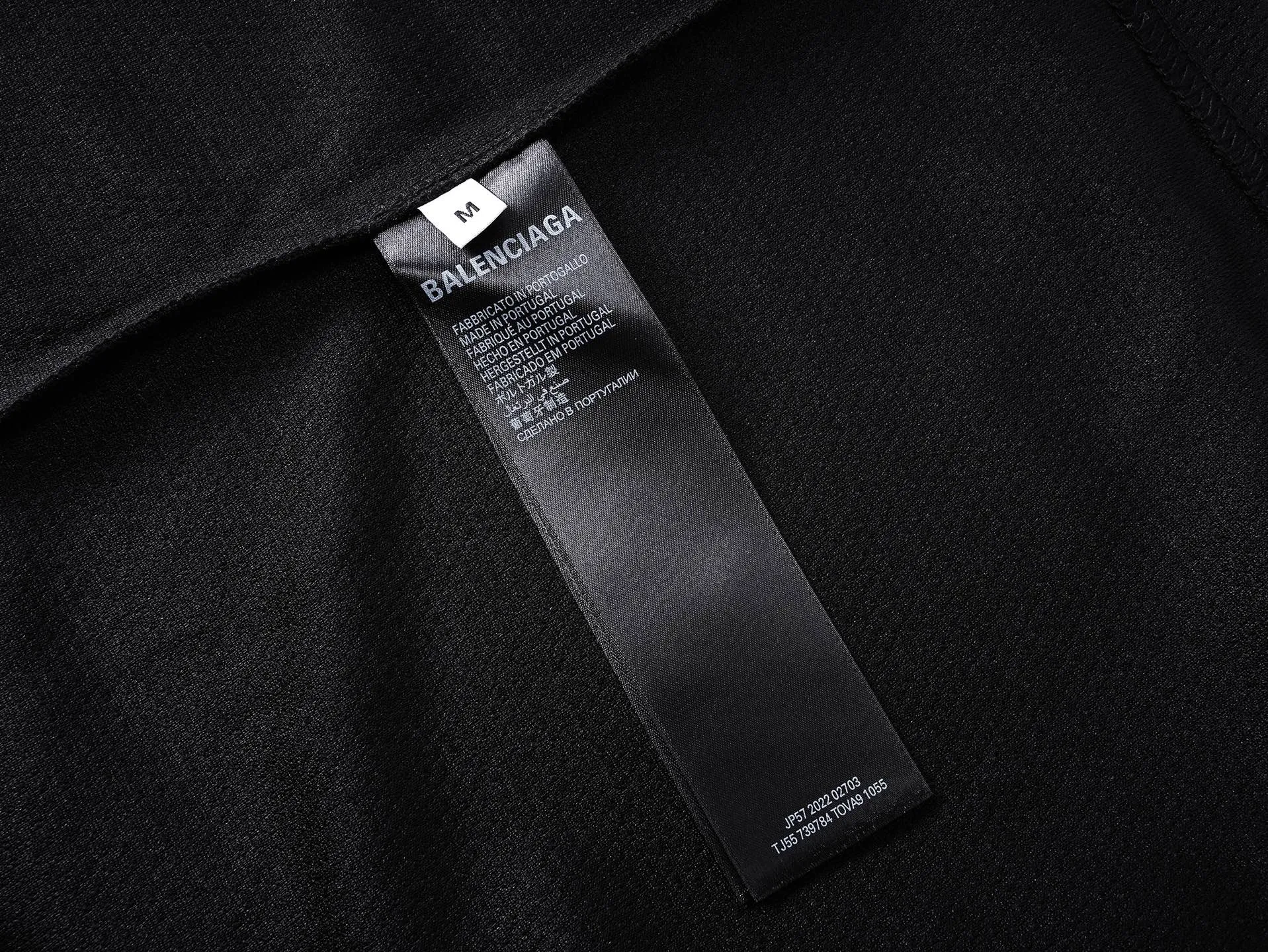 🅿️210 Actual pictures [Top version. Official website quality] BALENCI*GA/Paris double ring LOGO printed back No. 25 short-sleeved jersey. The collar adopts computer laser rib top collar, no shoulder seams, and extra-heavy craftsmanship. SS25 latest model. Research and development at the first time, different market currencies. Comparisons welcome. The fabric is made of custom-woven sports fabric that absorbs moisture and is comfortable and dry. Whether you are doing sports or fitness or going out on the street every day, you can easily become the center of attention. Stretch ribbing at neckline. Weighing 220 grams, the cloth surface is clean. The cloth pattern is clear, soft and comfortable. The threads are dyed with no color difference. The printing uses imported environmentally friendly rubber paddles, and the pattern letters are clear, three-dimensional and without burrs. Jubie market produces pictures based on pictures. Welcome to compare. The version adopts OS loose shoulder design. Same style for men and women. Code: BL253735 Color: black, red Size: XS S M L