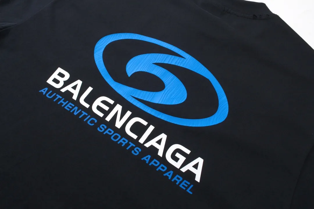 🅿️180 detailed pictures [Top version. Official website quality] BALENCI*GA/Paris. 2024 new style. New LOGO straight crack printed ready-to-wear frayed distressed short-sleeved T-shirt, brick cabinet synchronization. Genuine product developed at the first time, happy to print and compare! The fabric is made of Paris ZP custom-woven and dyed cotton double yarn. Weighing 260 grams, the cloth surface is clean. The cloth pattern is clear, soft and comfortable. The threads are dyed with no color difference. The classic LOGO is printed using environmentally friendly imported materials, with clear straight-crack pattern letters and a three-dimensional effect. Restored brick cabinet. Ready-made garments are washed, worn and distressed. Different market currency. Welcome to compare. The version adopts OS loose shoulder design. Same style for men and women. Code: BL223305 Color: gray blue, apricot, yellow Size: XS to L