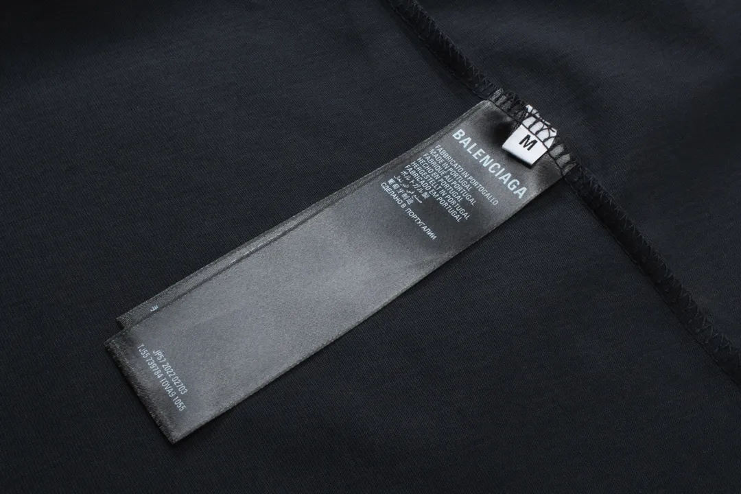 🅿️180 detailed pictures [Top version. Official website quality] BALENCI*GA/Paris. 2024 new style. New LOGO straight crack printed ready-to-wear frayed distressed short-sleeved T-shirt, brick cabinet synchronization. Genuine product developed at the first time, happy to print and compare! The fabric is made of Paris ZP custom-woven and dyed cotton double yarn. Weighing 260 grams, the cloth surface is clean. The cloth pattern is clear, soft and comfortable. The threads are dyed with no color difference. The classic LOGO is printed using environmentally friendly imported materials, with clear straight-crack pattern letters and a three-dimensional effect. Restored brick cabinet. Ready-made garments are washed, worn and distressed. Different market currency. Welcome to compare. The version adopts OS loose shoulder design. Same style for men and women. Code: BL223305 Color: gray blue, apricot, yellow Size: XS to L