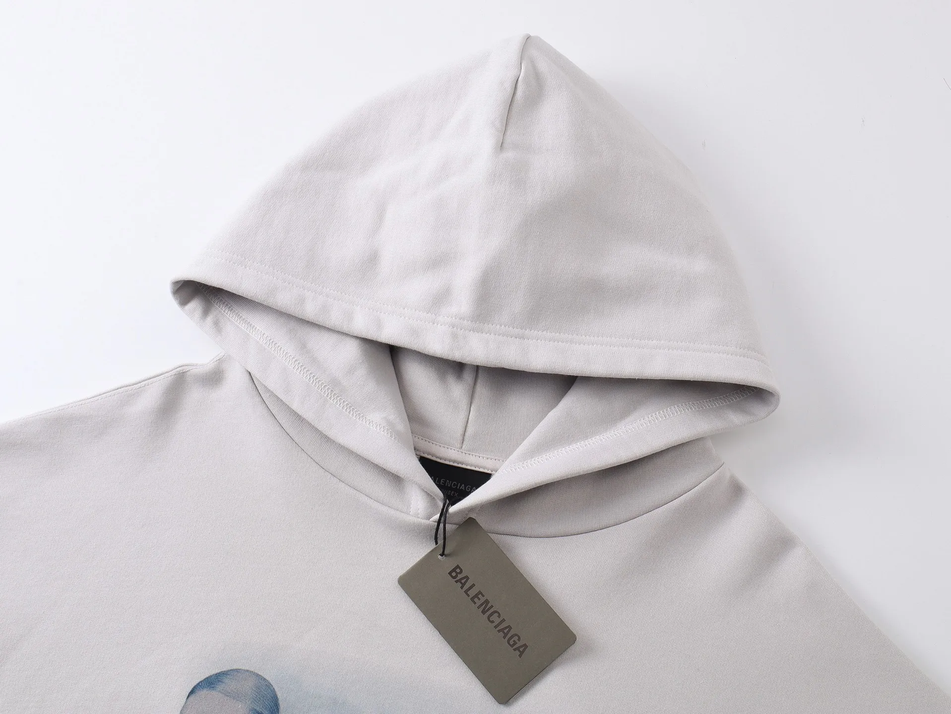 🅿️340 real shots [Top version. Official website quality] BALENCI*GA/25 new model. The front is directly printed with NICOLE art work, the back is printed with artistic signature, and the right sleeve is embroidered with English hooded sweatshirt SS25 latest model. Research and development at the first time, different market currencies. Comparisons welcome. The fabric is made of Paris ZP custom-woven and dyed cotton sweatshirt. Weighing 460 grams, the cloth surface is clean. The cloth pattern is clear, soft and comfortable. The threads are dyed with no color difference. Printing adopts computer direct printing. Jubie market currency. Welcome to compare. The version adopts OS loose shoulder design. Same style for men and women. Code: BL259950 Color: gray and white Size: XS S M L