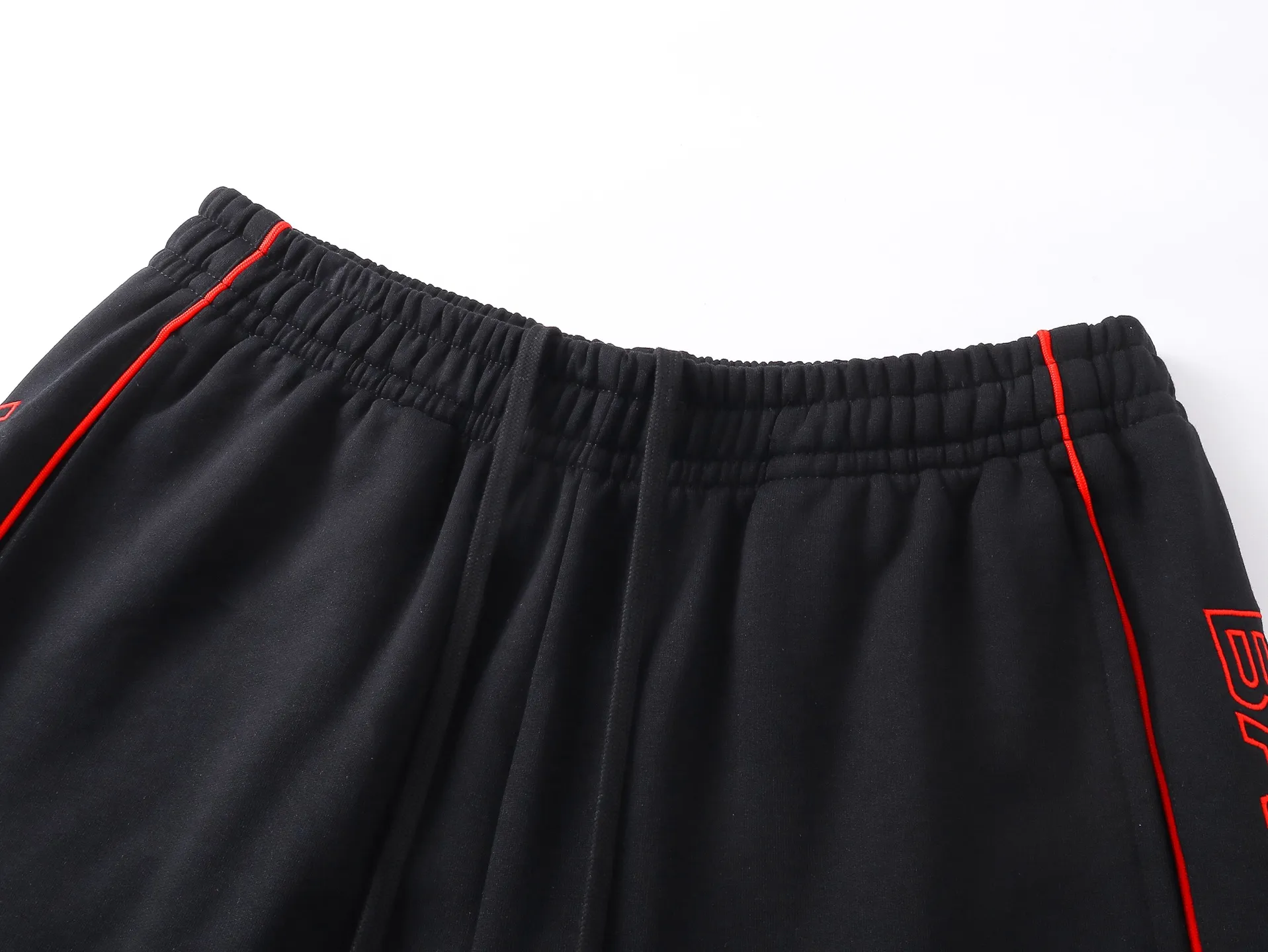 🅿️230 real shots [Top version. Official website quality] BALENCI*GA/Paris. 2025 new model. Paris lettering embroidered left and right side bone splicing rope shorts. Brick cabinet synchronization. Genuine development at the first time, happy to print and compare! The fabric is made of Paris ZP custom-woven and dyed 100% cotton terry sweatshirt. The weight is 460 grams. The cloth surface is clean. The cloth pattern is clear and the hand feels soft and comfortable. The embroidery uses an imported Tajima embroidery machine. The letters are clear and the effect is three-dimensional. The version adopts a loose version. Same style for men and women. Code: BL257008 Color: Black Size: XS S M L