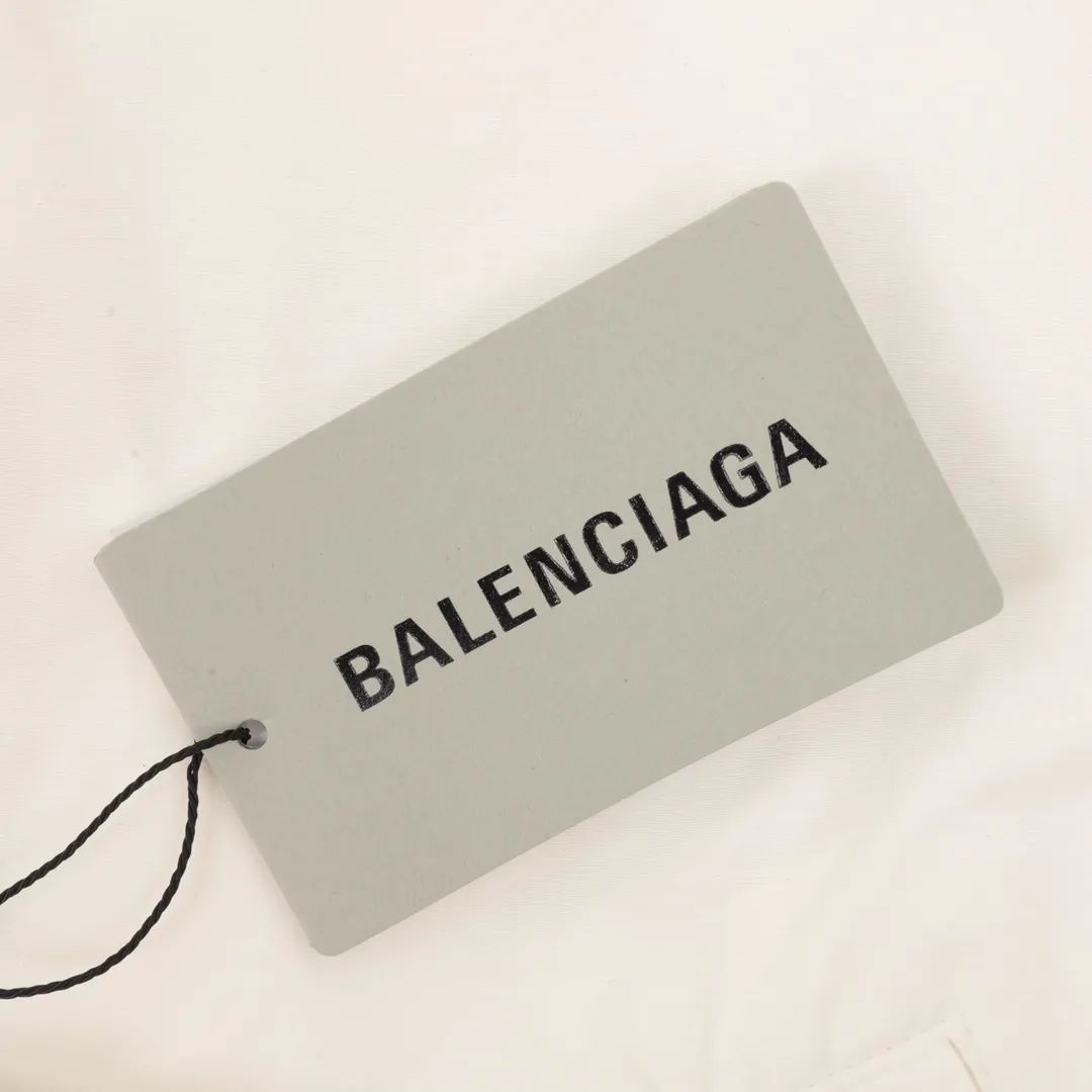 🅿️620 balenciaga/Balenciaga tape printed jacket, light luxury, a must-have item for daily commuting for men and women. Correct version welcome to compare · Made of T800 professional jacket polyester fabric · The entire fabric is pre-treated with a waterproof coating · The interior is made of three-level polyester bird's eye mesh · OS ultra-loose silhouette design · Side zipper pockets Small high stand collar design · Internal zipper hidden pocket design · Elastic waistband design at the hem · Customized molded hardware zippers Double puller design for jackets · Printing adopts Israeli Kornit digital direct printing process · Original main mark, washed tag brand packaging SIZE: S-L