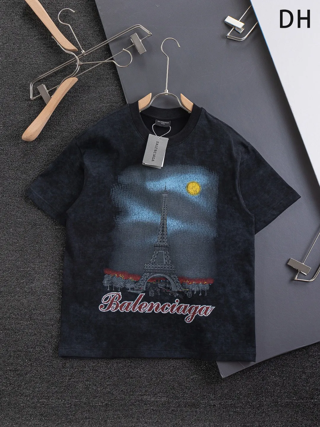 🅿️210 Balenciaga Double BB Slightly wide version S-XL 25ss New Year catwalk hot sale🔥New style washed Eiffel Tower🗼Night view printed logo short-sleeved T-shirt is full of retro flavor. Every new product in Paris is bound to set off a fashion wave. This one is no exception..🙈🙈Both men and women are super handsome! The os version is not picky at all, and the high-quality products are rare and sold in limited quantities. Balenciaga's new Be different round neck short-sleeved, basic style casual T-shirt, the overall design is simple and fashionable, very elegant and clean. Made of 100% pure cotton fabric, the upper body is soft and comfortable. The details are just right, not exaggerated, and have a sense of design. This T-shirt is a couple's style that can be worn by both men and women. It is fashionable, versatile and easy to wear! Color: Black Pink Gray Size: S MLXL Size chart: S: Shoulder width 50 - Bust 54 - Clothing length 70 M: Shoulder width 52 - Bust 56.5 - Clothing length 72 L: Shoulder width 54 - Bust 59 - Clothing length 74 XL: Shoulder width 56 - Bust 61.5 - Clothing length 76