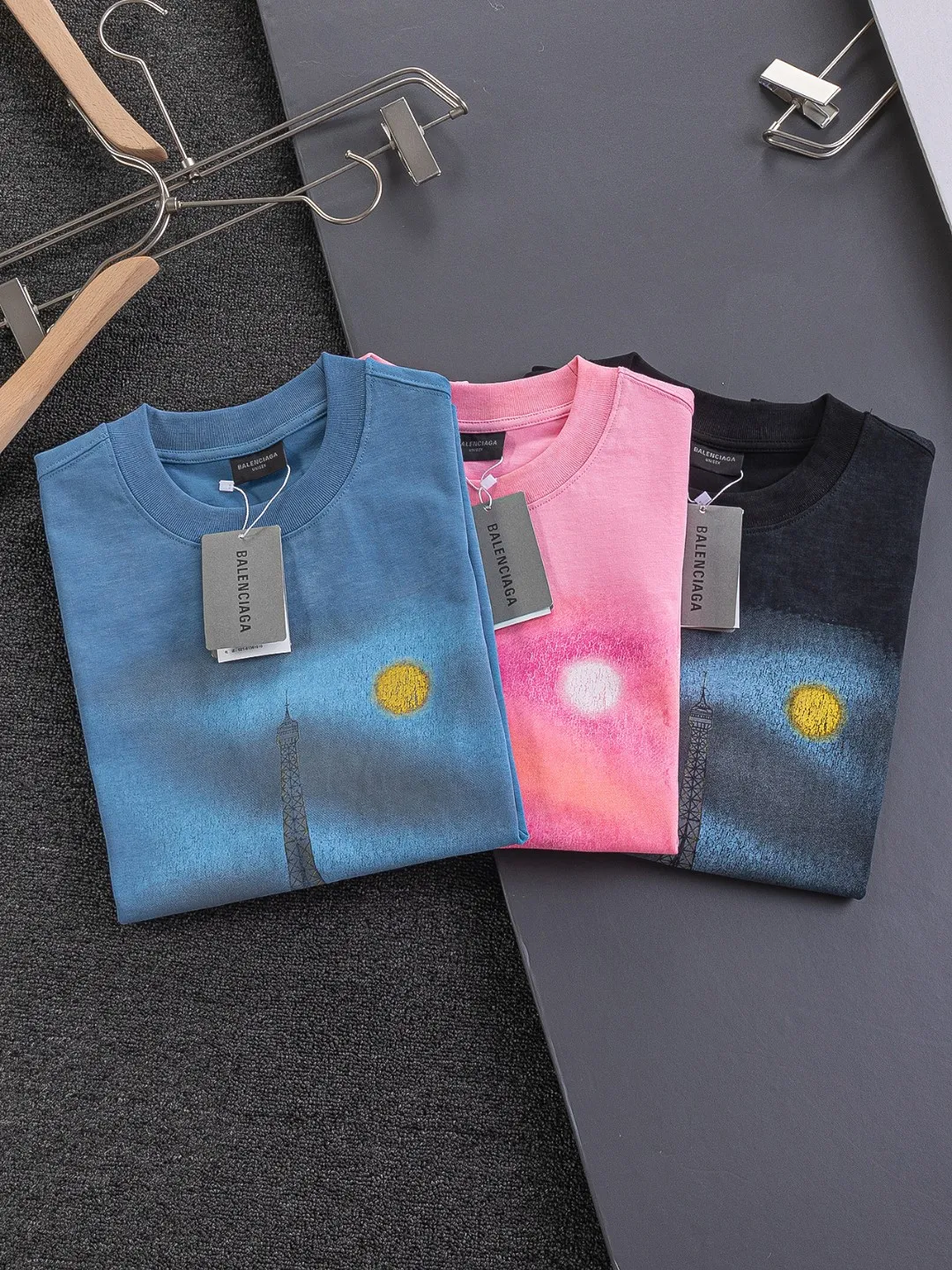 🅿️210 Balenciaga Double BB Slightly wide version S-XL 25ss New Year catwalk hot sale🔥New style washed Eiffel Tower🗼Night view printed logo short-sleeved T-shirt is full of retro flavor. Every new product in Paris is bound to set off a fashion wave. This one is no exception..🙈🙈Both men and women are super handsome! The os version is not picky at all, and the high-quality products are rare and sold in limited quantities. Balenciaga's new Be different round neck short-sleeved, basic style casual T-shirt, the overall design is simple and fashionable, very elegant and clean. Made of 100% pure cotton fabric, the upper body is soft and comfortable. The details are just right, not exaggerated, and have a sense of design. This T-shirt is a couple's style that can be worn by both men and women. It is fashionable, versatile and easy to wear! Color: Black Pink Gray Size: S MLXL Size chart: S: Shoulder width 50 - Bust 54 - Clothing length 70 M: Shoulder width 52 - Bust 56.5 - Clothing length 72 L: Shoulder width 54 - Bust 59 - Clothing length 74 XL: Shoulder width 56 - Bust 61.5 - Clothing length 76