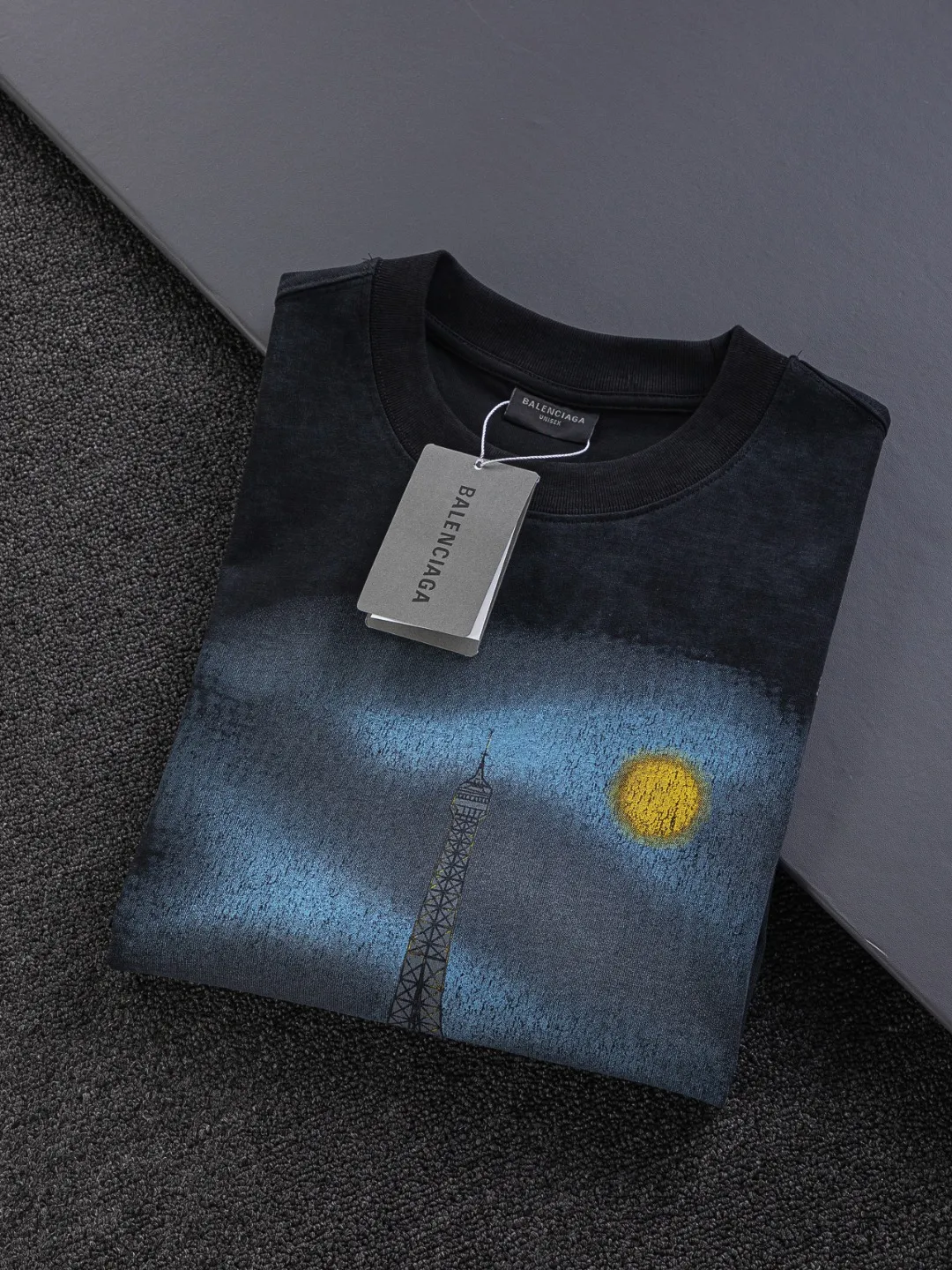 🅿️210 Balenciaga Double BB Slightly wide version S-XL 25ss New Year catwalk hot sale🔥New style washed Eiffel Tower🗼Night view printed logo short-sleeved T-shirt is full of retro flavor. Every new product in Paris is bound to set off a fashion wave. This one is no exception..🙈🙈Both men and women are super handsome! The os version is not picky at all, and the high-quality products are rare and sold in limited quantities. Balenciaga's new Be different round neck short-sleeved, basic style casual T-shirt, the overall design is simple and fashionable, very elegant and clean. Made of 100% pure cotton fabric, the upper body is soft and comfortable. The details are just right, not exaggerated, and have a sense of design. This T-shirt is a couple's style that can be worn by both men and women. It is fashionable, versatile and easy to wear! Color: Black Pink Gray Size: S MLXL Size chart: S: Shoulder width 50 - Bust 54 - Clothing length 70 M: Shoulder width 52 - Bust 56.5 - Clothing length 72 L: Shoulder width 54 - Bust 59 - Clothing length 74 XL: Shoulder width 56 - Bust 61.5 - Clothing length 76