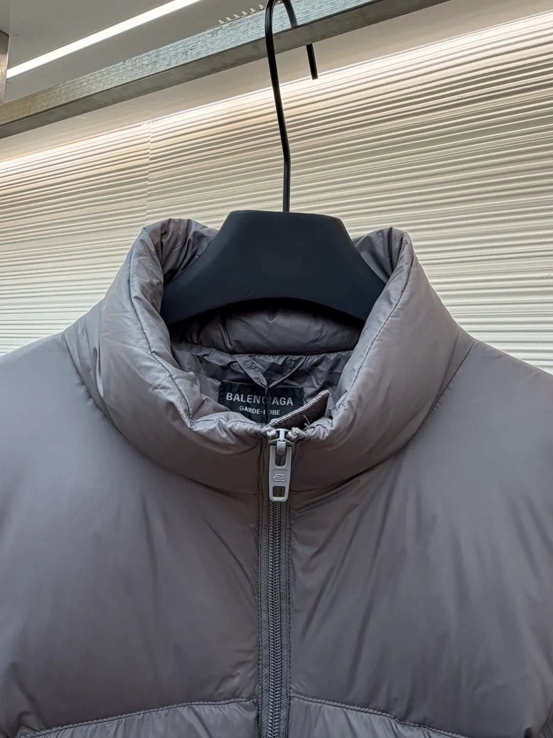 Balenciaga single-loop embroidery down jacket ●Original version: Purchased and developed by 12336 ●Item number: 1681876-D15 ●Fabric: white duck down fabric ●Technology: mechanical down filling ●Color: gray ●Version: loose version ●Weight: about 750 grams ●Size: S-M-L-XL ●Description: Custom-developed high-count and high-density woven fabric is the cornerstone of its high-end texture. High count means that the yarns are extremely fine, resulting in a finely textured and silky-touch surface; high density gives the fabric excellent stiffness, abrasion resistance and wind resistance. It avoids the rough feeling of ordinary cotton canvas and presents a low-key and precise micro-gloss, which provides a perfect and stable foundation for subsequent embroidery and hemming processes. The filling process needs to ensure that the cotton body is evenly distributed within the quilting grid without holes or agglomerations, which requires extremely high filling accuracy. The hemming is like the steel frame of a building, which strengthens the overall silhouette of the vest and makes the lines sharper and clearer, reflecting the brand's meticulous attitude towards tailoring. Dense embroidery on this thin and dense fabric can easily cause the fabric to shrink and deform. The brand will use special water-soluble lining or hot-melt lining on the bottom layer of embroidery. These linings will disappear after the embroidery is completed, ensuring that the pattern is smooth and crisp without destroying the flexibility of the fabric itself. This is the ultimate test of the combination of handicrafts and technology. The overall wiring is straight and delicate, the fabric is comfortable and soft, and the color is consistent without color difference. It can be matched with the same style to create a fashionable look and control various occasions. Customized accessories, complete with three standards, same style for men and women!