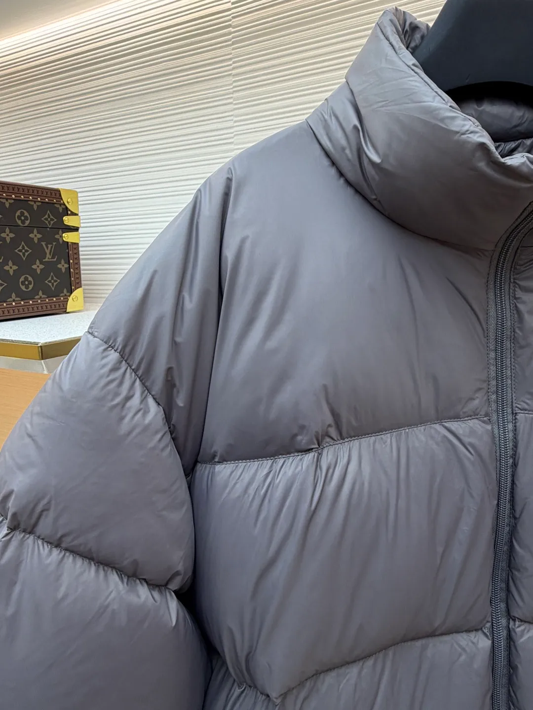 Balenciaga single-loop embroidery down jacket ●Original version: Purchased and developed by 12336 ●Item number: 1681876-D15 ●Fabric: white duck down fabric ●Technology: mechanical down filling ●Color: gray ●Version: loose version ●Weight: about 750 grams ●Size: S-M-L-XL ●Description: Custom-developed high-count and high-density woven fabric is the cornerstone of its high-end texture. High count means that the yarns are extremely fine, resulting in a finely textured and silky-touch surface; high density gives the fabric excellent stiffness, abrasion resistance and wind resistance. It avoids the rough feeling of ordinary cotton canvas and presents a low-key and precise micro-gloss, which provides a perfect and stable foundation for subsequent embroidery and hemming processes. The filling process needs to ensure that the cotton body is evenly distributed within the quilting grid without holes or agglomerations, which requires extremely high filling accuracy. The hemming is like the steel frame of a building, which strengthens the overall silhouette of the vest and makes the lines sharper and clearer, reflecting the brand's meticulous attitude towards tailoring. Dense embroidery on this thin and dense fabric can easily cause the fabric to shrink and deform. The brand will use special water-soluble lining or hot-melt lining on the bottom layer of embroidery. These linings will disappear after the embroidery is completed, ensuring that the pattern is smooth and crisp without destroying the flexibility of the fabric itself. This is the ultimate test of the combination of handicrafts and technology. The overall wiring is straight and delicate, the fabric is comfortable and soft, and the color is consistent without color difference. It can be matched with the same style to create a fashionable look and control various occasions. Customized accessories, complete with three standards, same style for men and women!