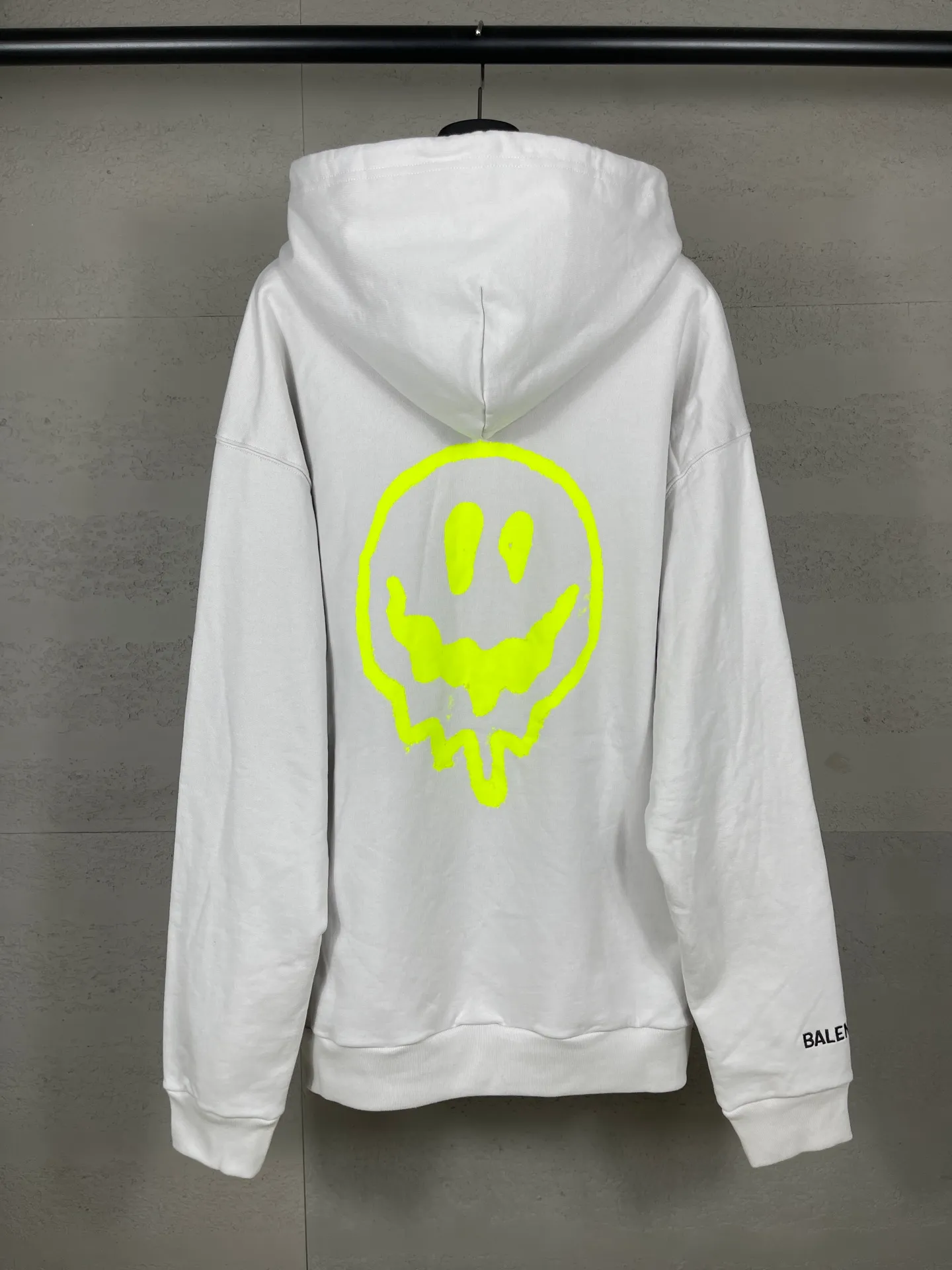 🅿️390 real photos [Top version. Official website quality] BALENCI*GA/25 new model. The front of the alien is directly printed with hithg there+dripley art work + luminous effect. The alien is printed on the front and the smiley face is printed on the back. The right sleeve is embroidered with letters LOGO. Zipper cardigan hooded sweatshirt SS25 latest model. Research and development at the first time, different market currencies. Comparisons welcome. The fabric is made of Paris ZP custom-woven and dyed cotton sweatshirt, with a weight of 2460 grams. The cloth surface is clean. The cloth pattern is clear, soft and comfortable. The threads are dyed with no color difference. The printing uses computer direct printing + luminous effect. Jubie market currency. Welcome to compare. The version adopts OS loose shoulder design. Same style for men and women. Code: BL259906 Color: off-white, black, floral gray Size: XS S M L