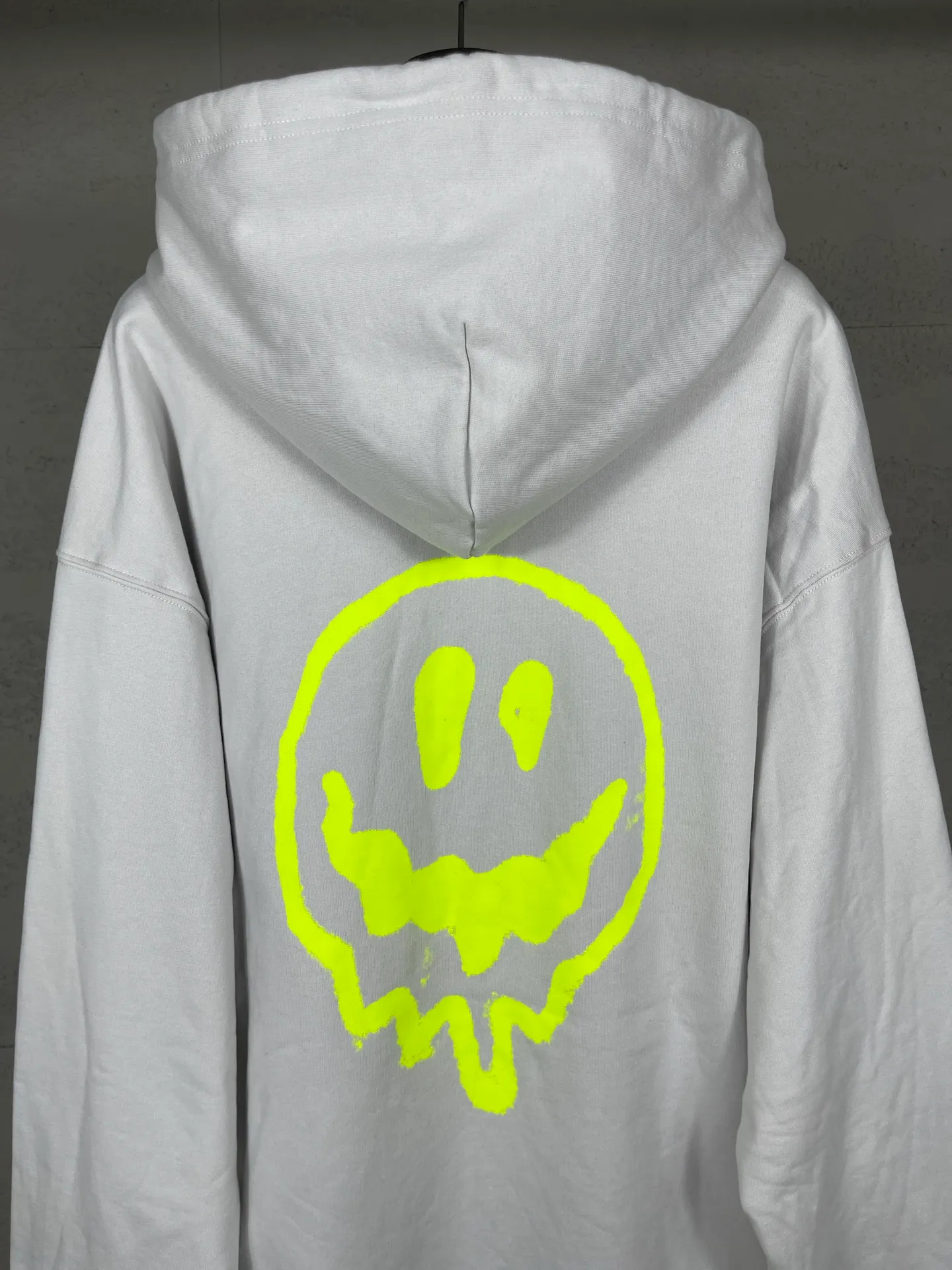 🅿️390 real photos [Top version. Official website quality] BALENCI*GA/25 new model. The front of the alien is directly printed with hithg there+dripley art work + luminous effect. The alien is printed on the front and the smiley face is printed on the back. The right sleeve is embroidered with letters LOGO. Zipper cardigan hooded sweatshirt SS25 latest model. Research and development at the first time, different market currencies. Comparisons welcome. The fabric is made of Paris ZP custom-woven and dyed cotton sweatshirt, with a weight of 2460 grams. The cloth surface is clean. The cloth pattern is clear, soft and comfortable. The threads are dyed with no color difference. The printing uses computer direct printing + luminous effect. Jubie market currency. Welcome to compare. The version adopts OS loose shoulder design. Same style for men and women. Code: BL259906 Color: off-white, black, floral gray Size: XS S M L