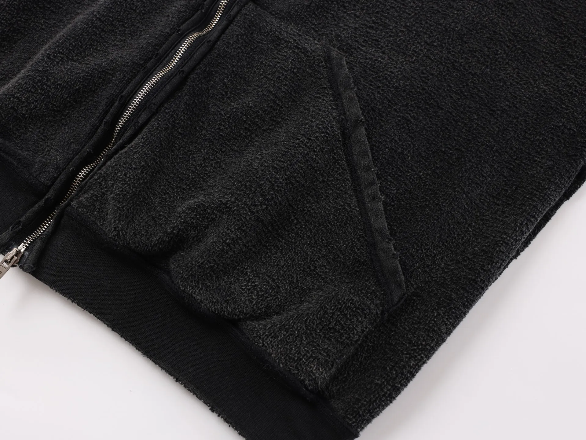 🅿️600 [Exclusive supply] BLCG 25FW reverse coke zipper hooded jacket. The fabric is made of 380G pure cotton plain weave, and the surface is non-market ready-made terry fabric. We follow the original surface to customize the fleece surface to distinguish the market version. The embroidery uses an imported Tajima embroidery machine for double-sided embroidery. The stitches on both sides are exactly the same embroidery process, through layered embroidery and clever stitch processing. To achieve a double-sided effect, the backstitch stitch method is used to precisely control the stitch length and needle entry angle to evenly distribute the stitches on the front and back. The fabric has been washed, fried, and sanded to make the upper body softer and more comfortable. The entire body is hand-worn. Each step requires a master to wear it bit by bit, which is time-consuming and labor-intensive. Size:S/M/L