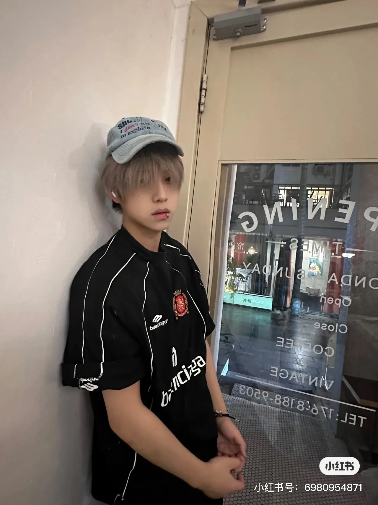 🎀Hot model pictures🎀The top tested version of Balenciaga 24SS Manchester United embroidered short-sleeved T-shirt. The os version is really charming. Balenciaga is also really unique. Every new season has the best version. It is very practical and can be worn casually✔️ - ⚠️100% cotton, using 32 double yarns and 260 grams of fabric Made of imported knitting needle carded cotton, the thickness is moderate, drapey and contoured, making the upper body comfortable! ! It is very tolerant to fat body types and can instantly lose five pounds after wearing it!  The front panel #Splicing Elements# is embroidered using imported Tajima high-density heavy-duty embroidery technology. The fonts are three-dimensional and full. The front panel of the back panel is made of direct-injection digital printing environmentally friendly glue material and mechanized printing process. Mechanical printing has high precision, the positioning accuracy can reach ±0.02mm, and the quality is stable.  The neck strap is made of pure cotton and is one piece. It has no color difference and will not deform. In the past two years, the oversize version has become the focus of the trend and has been a popular staple in the past two years. The change of designers has made this brand an instant hit. The progressive fashion of the times also needs the blood impact of fresh elements and trendy designs in order to continue its glory! It’s stylish both inside and outside, a must-have for high street travel! An absolute "eye-catching style" that can be paired with couples 💏 Balenciaga collaborated with adidas at the spring and summer series conference, reinterpreting football elements in conjunction with the Premier League Manchester United team emblem. In the joint T-shirts, it is not difficult to see the British football movement elements that emerged in the 1990s. This pure cotton fabric has a Shanghai city-limited print on the back, a simple T-shirt, and more than 20 cut pieces, including quite complicated and cumbersome handicrafts~ The upper body effect is very nice, and the customized three-label accessories are complete! ! ! Color: Black Size: XS S M L P: 300